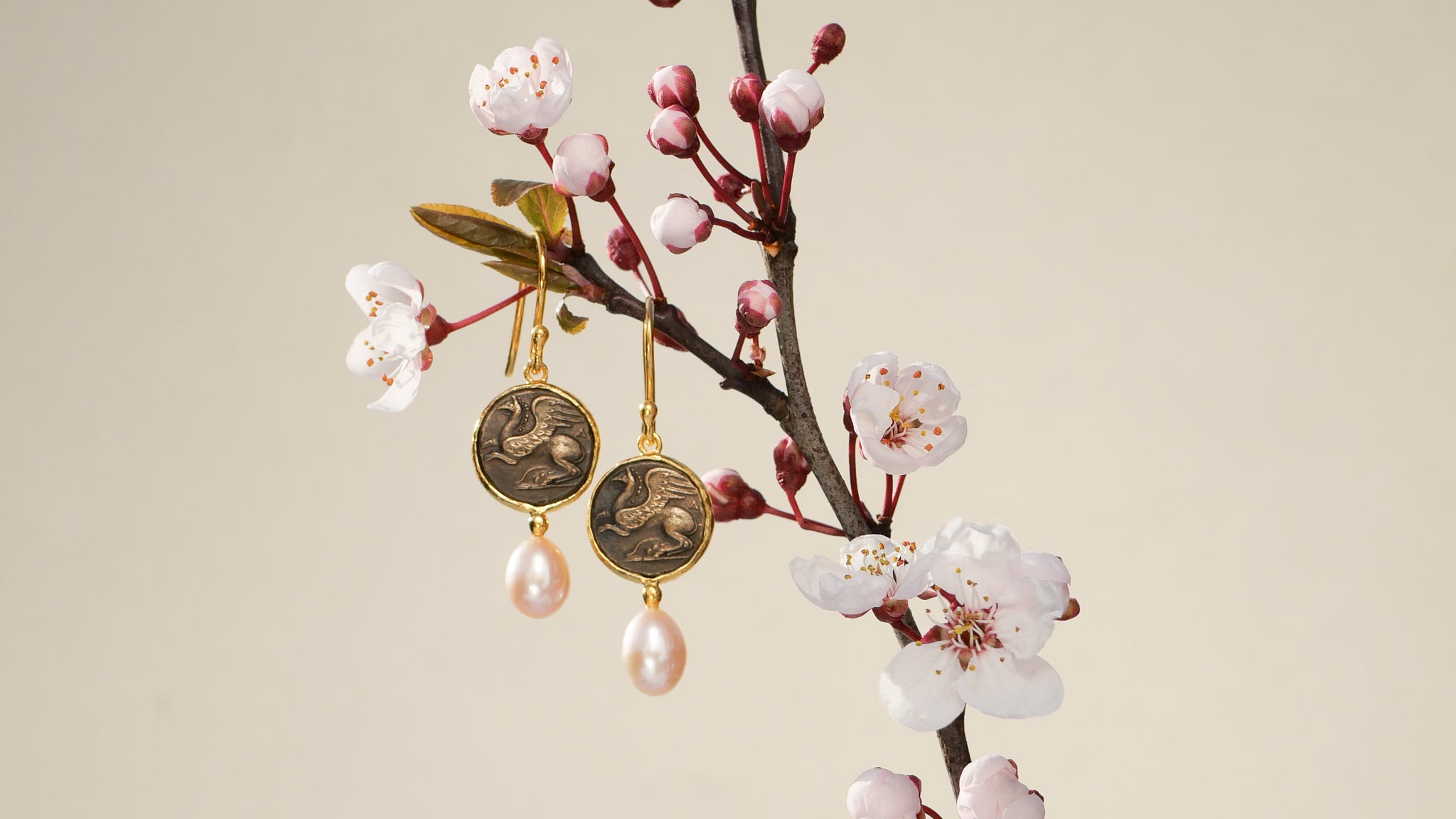 Ohrringe Alexia mit Bronze Münze aus 925er Sterling silber vergoldet und altrosefarbenen Perlen - TRUE NUGGETS of love