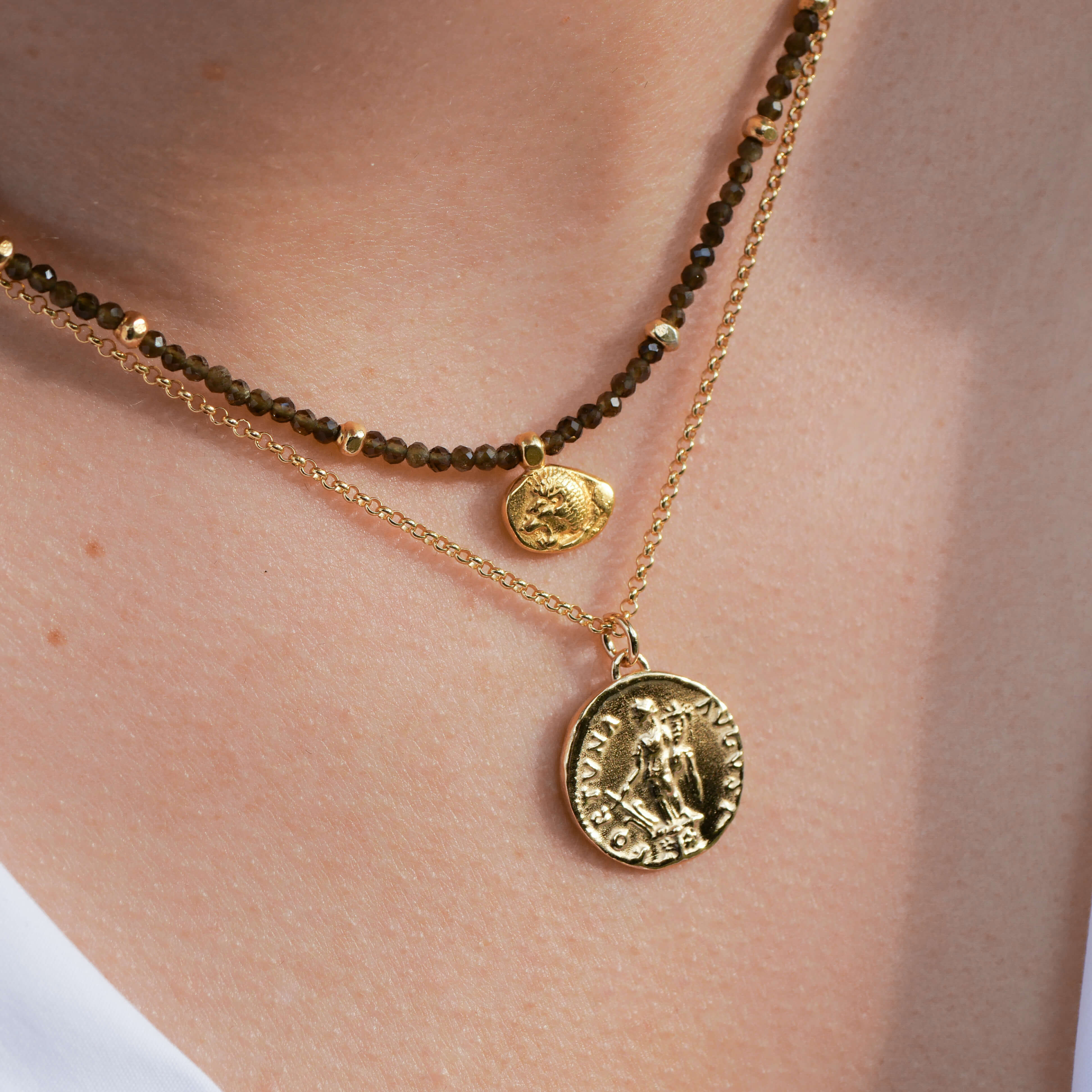 Kette Leona mit antiker Münz Nachprägung. Löwe auf der einen Seite und Stern auf der anderen. Edelsteine sind aus Obsidian in olivgrün khaki - True Nuggets