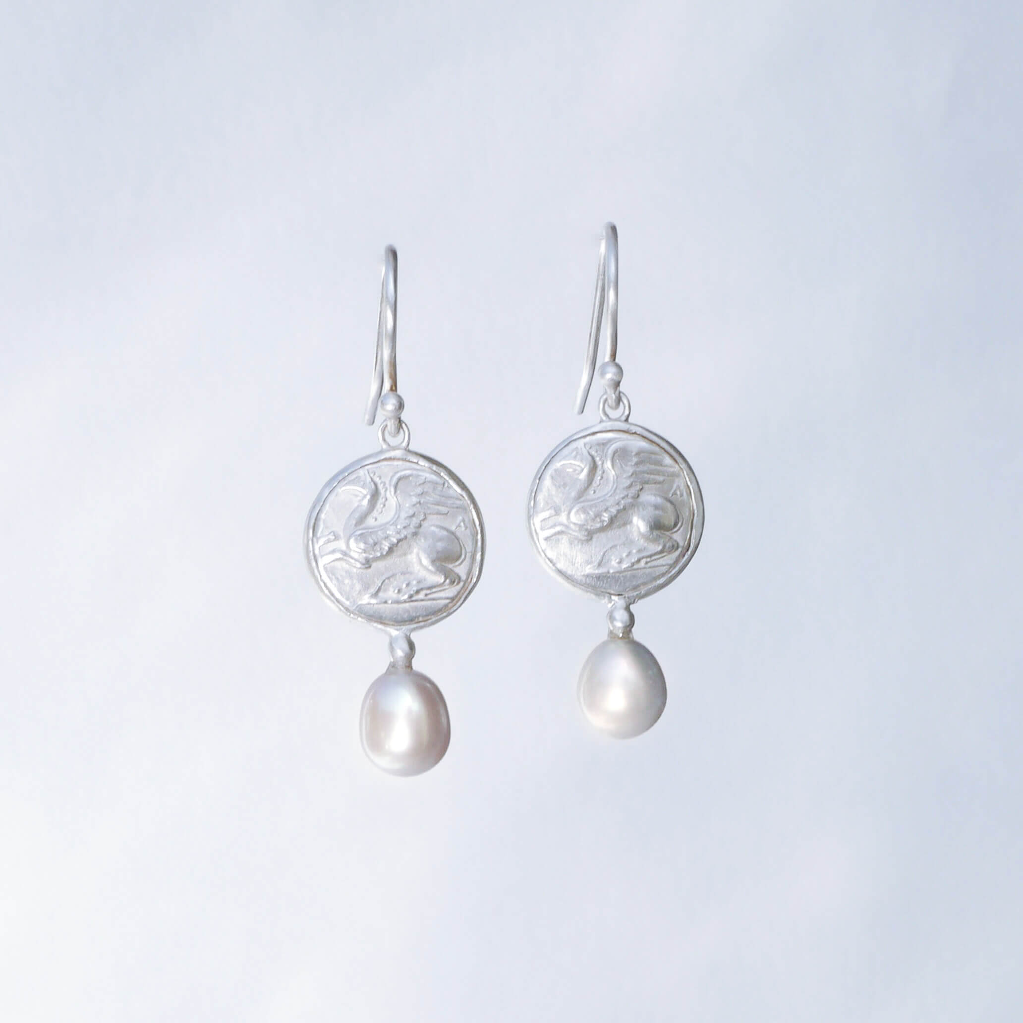 Münzohrringe Alexia mit weißen Perlen, aus 925er Silber - True Nuggets of Love