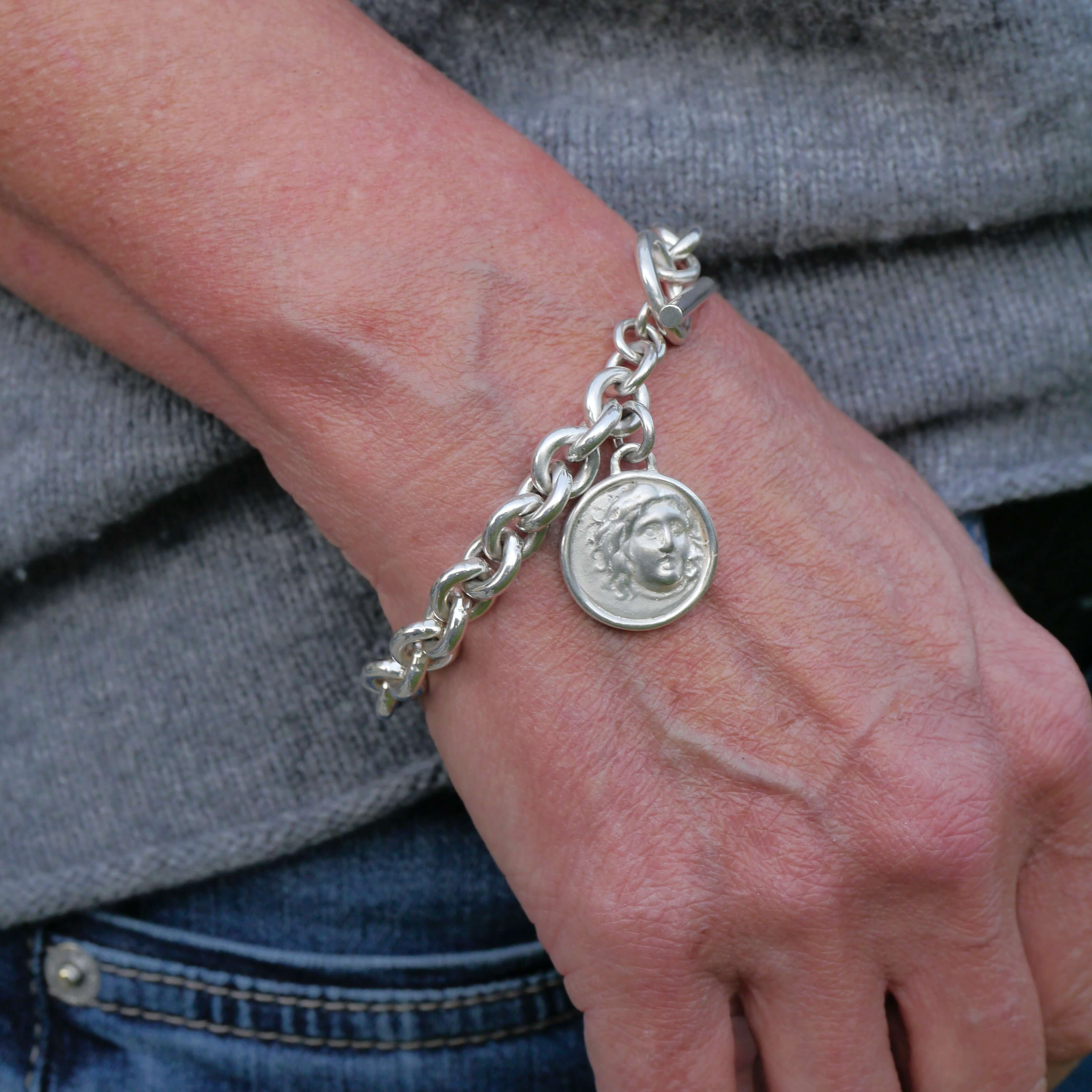 Armband mit Münzanhänger Helios, der Sonnengott aus massivem Sterling Silber von TRUE NUGGETS of love