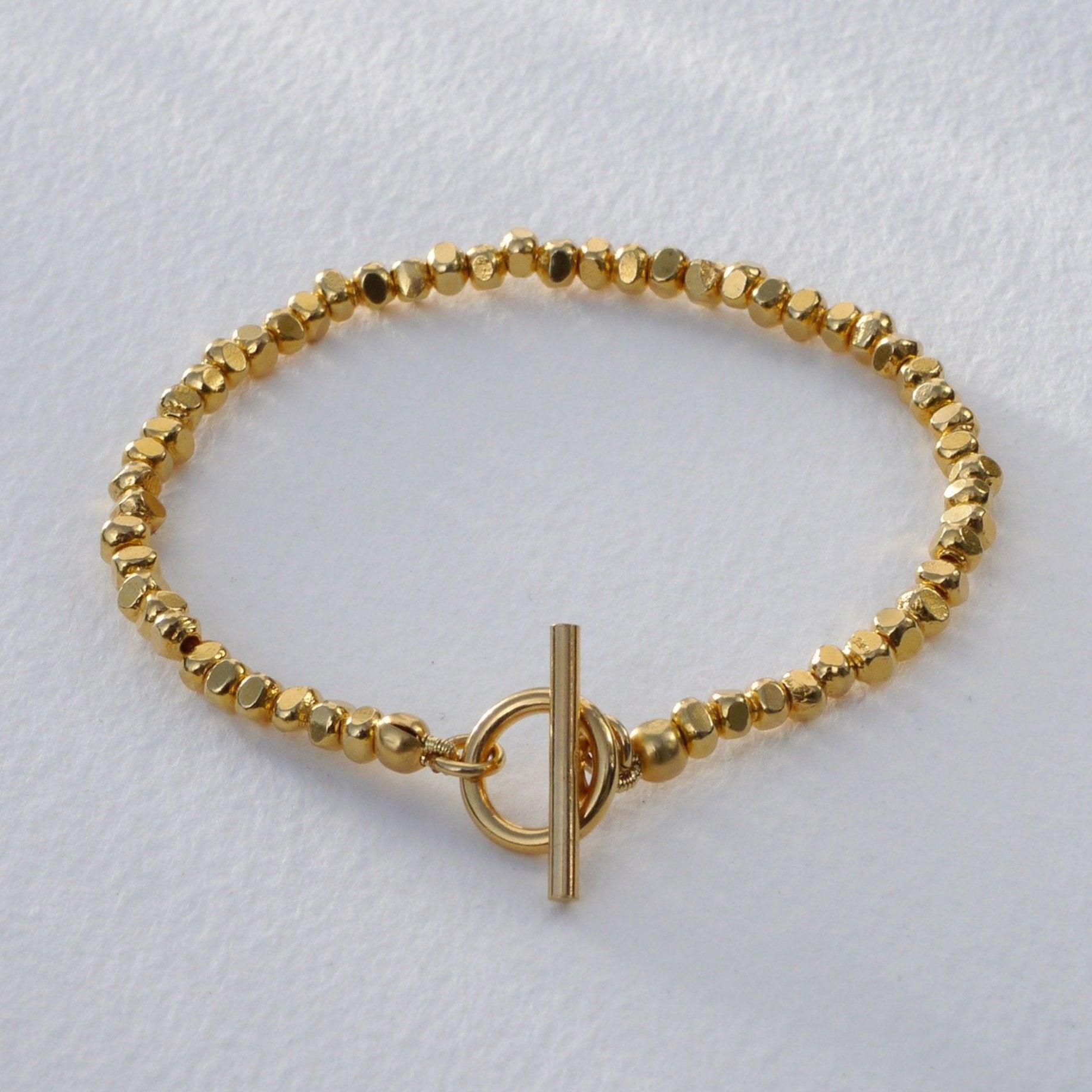 Armband Maya aus handgeschmiedeten Nuggets aus 18K gold Vermeil , lässiger Knebelverschluss- True Nuggets of Love