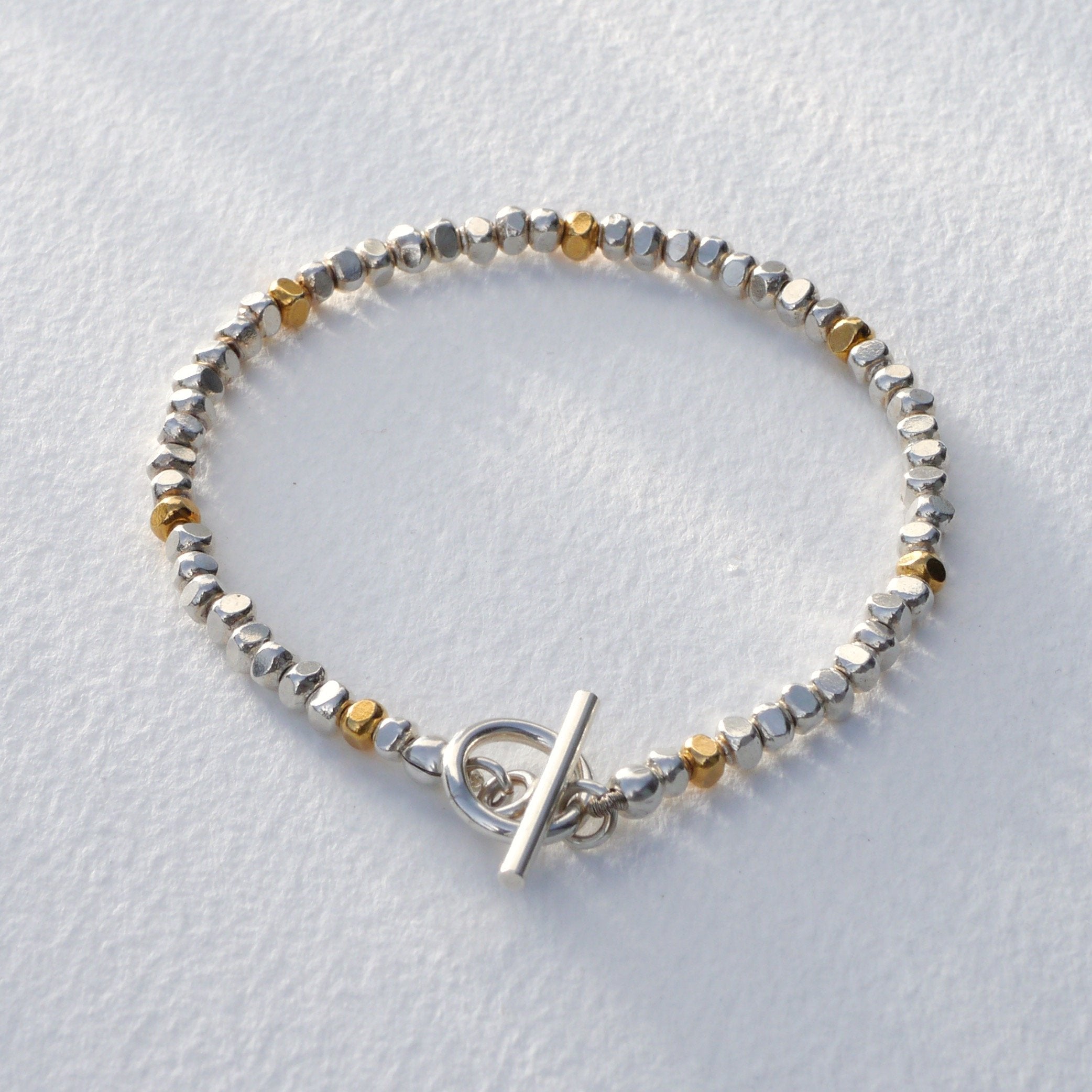 Armband Maya aus handgeschmiedeten Nuggets 925 Sterling Silber mit vereinzelten Nuggets aus 18Kgold vermeil , edler Knebelverschluss- True Nuggets of Love