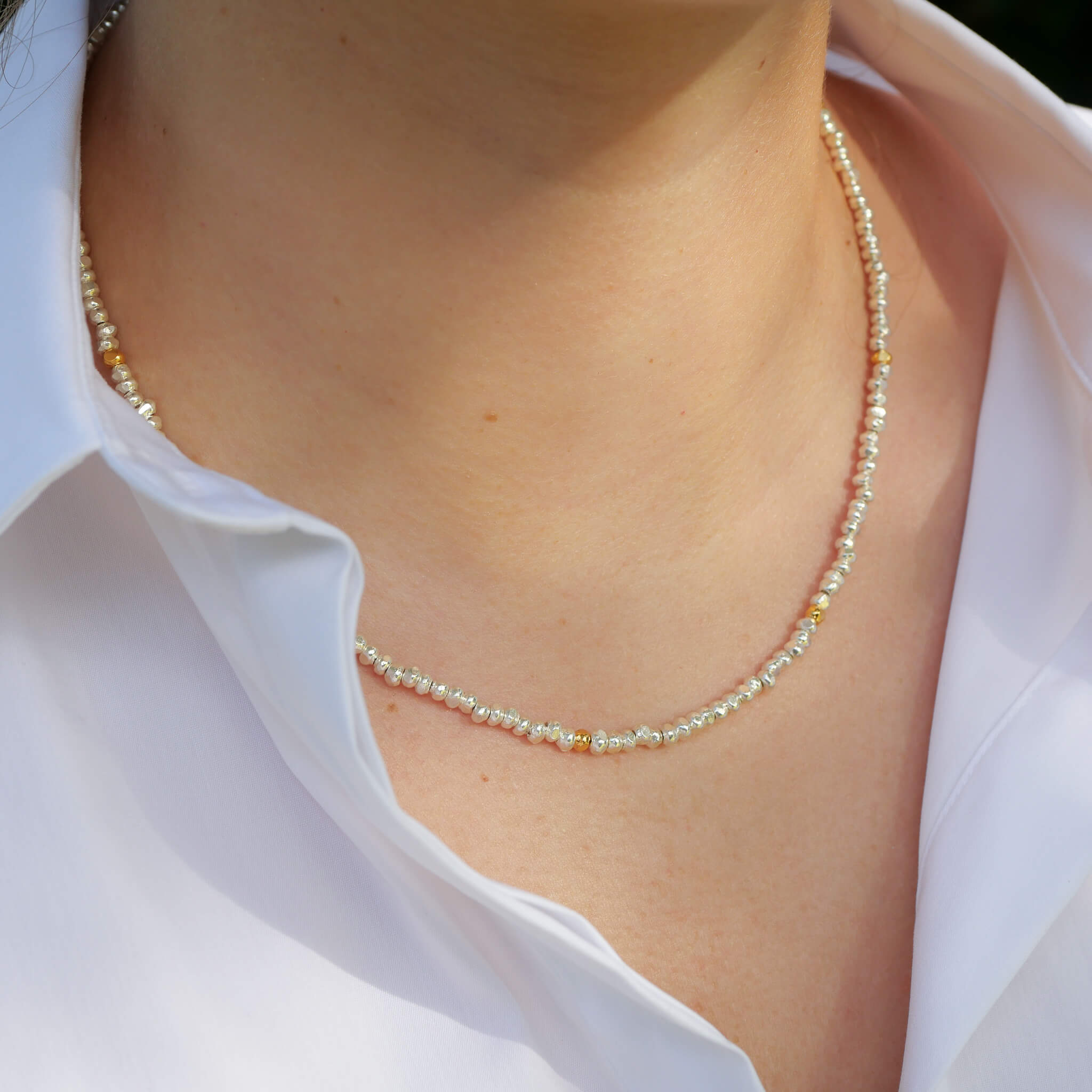 Bicolor gefertige Kette aus sterling Silber und vergoldeten Perlen . Ein ganz besonderes Stück welches sehr alltäglich kombinierbar ist. Länge ca. 45cm. Von True Nuggets.