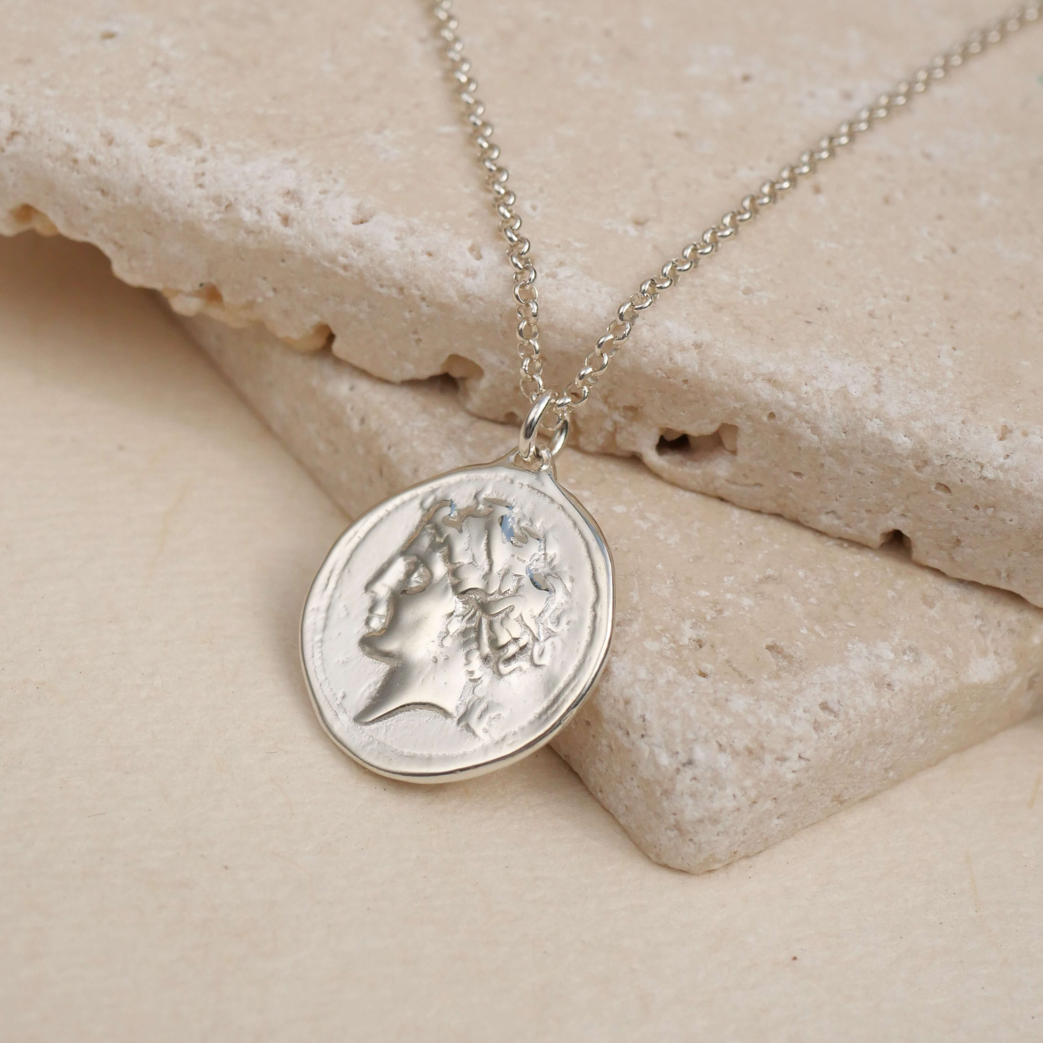 Münzkette Chiara mit antiker Münzreplik aus 925 Sterling Silber, Frauenportrait - True Nuggets of Love