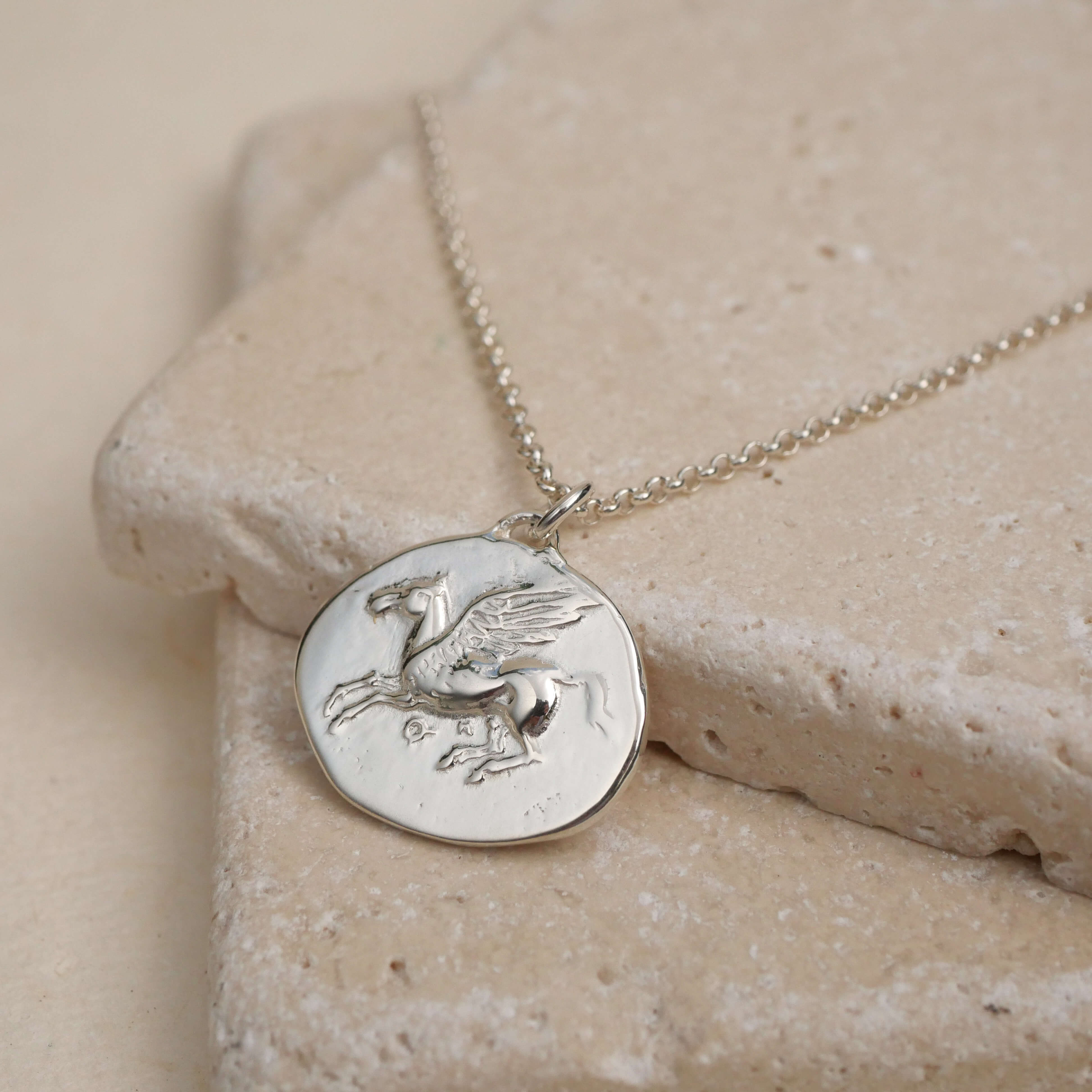 Kette Pegasus Münzanhänger aus 925 Sterling Silber,  das geflügelte Pferd steht als symbol für die Kraft- True Nuggets of Love 