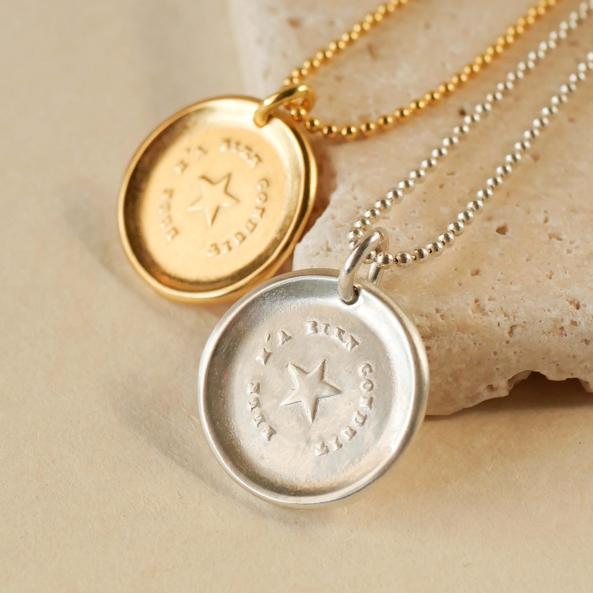 Beide Varianten der Kette mit Münzanhänger Stern. Französisches Briefsiegel mit Spruch: " Elle m#ambien conduit", Er hat mich gut geleitet...aus sterling Silber bzw. 18K gold vermeil von true Nuggets