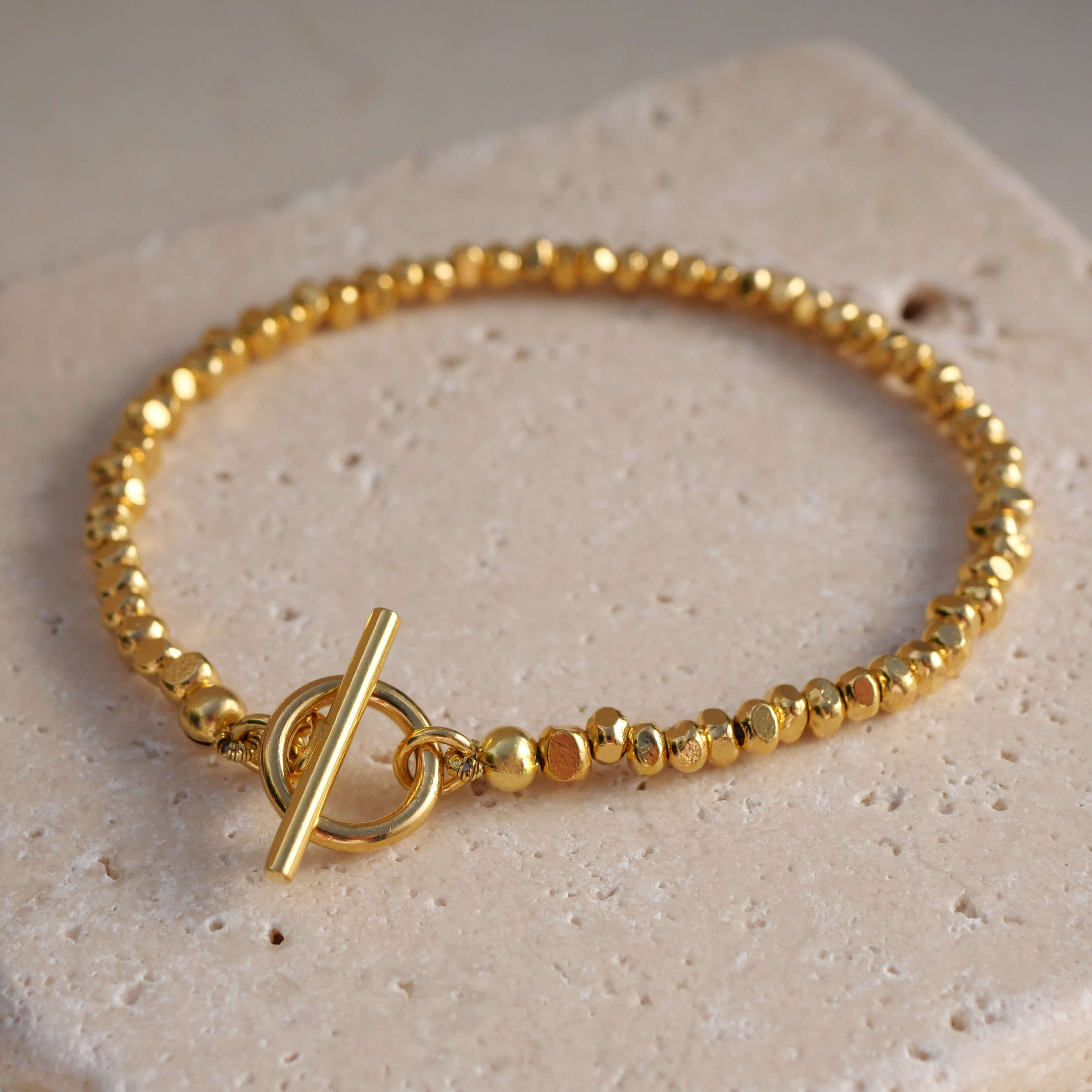 Armband Maya aus von Hand gefertigten Nuggets 18K gold vermeil , Knebelverschluss- True Nuggets of Love