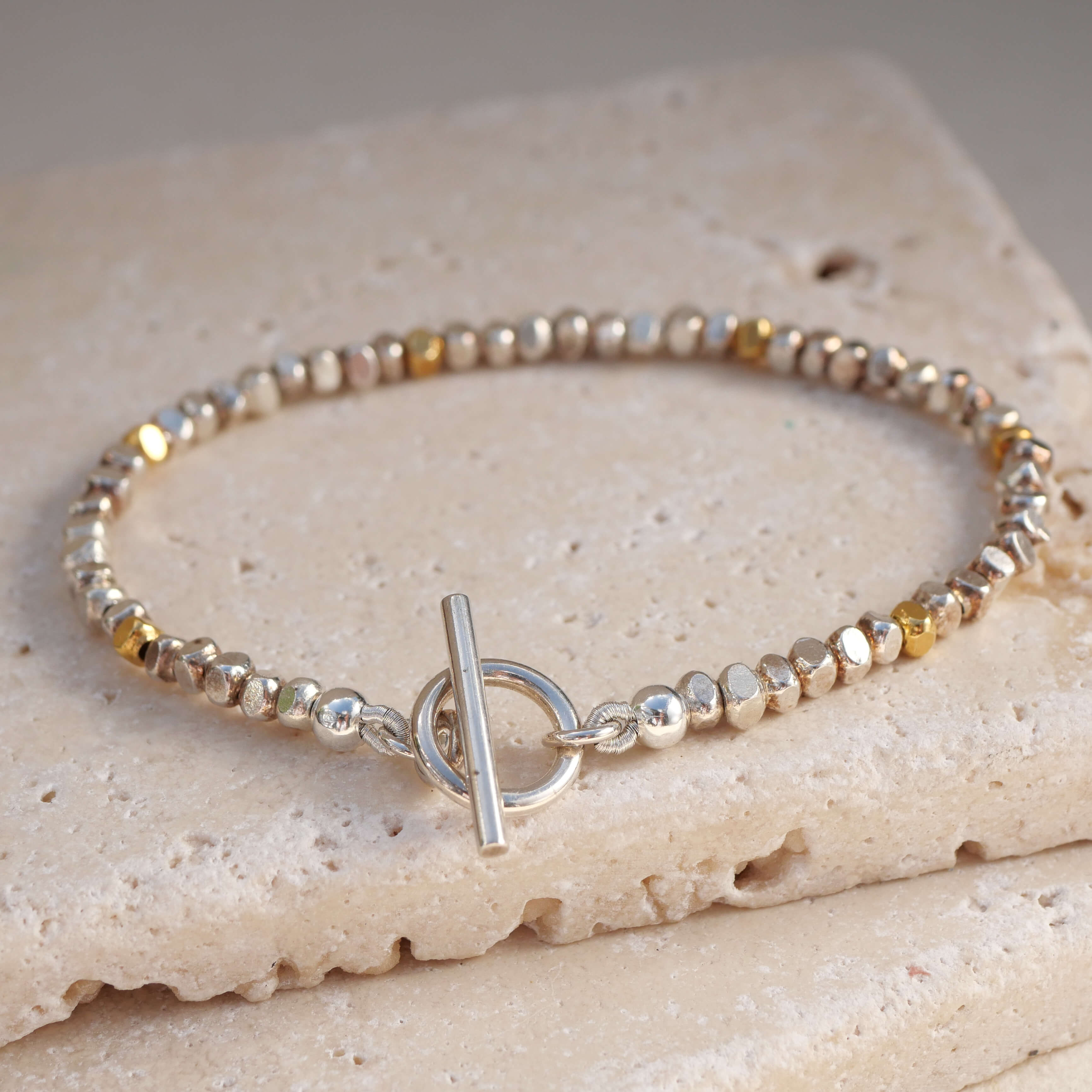 Armband Maya aus handgefertigten Nuggets 925 Sterling Silber mit eingestreuten Nuggets aus 18K gold vermeil , Knebelverschluss- True Nuggets of Love