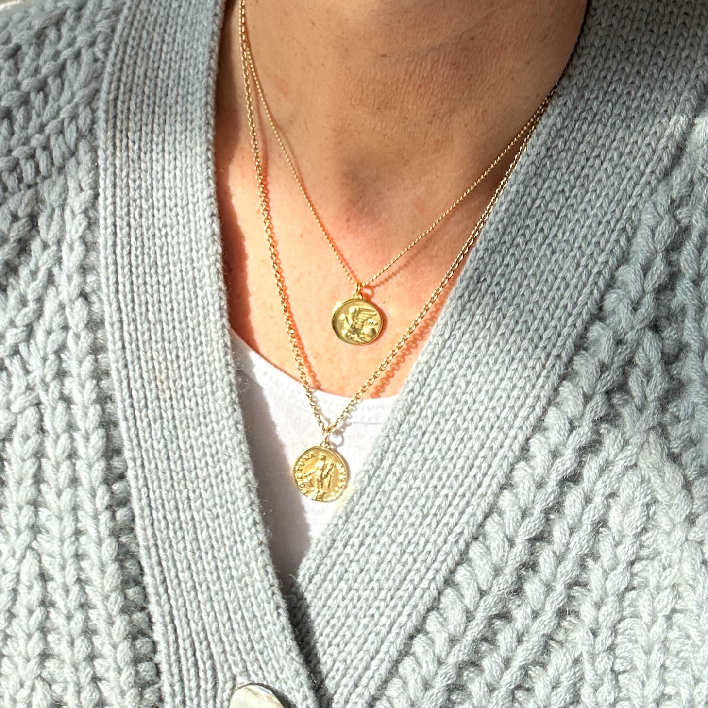 Kette mit Münze Frida mit Friedenstaube aus antiker Münze gefertigt. Aus 18K gold vermeil 925 Sterling silber. True Nuggets of love.