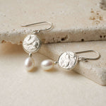 Münzohrringe Alexia mit weißen Perlen, aus 925er Silber - True Nuggets of Love