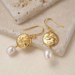 Ohrringe Alexia - der Hüter aller Schätze - Griffin - mit Münzen und weißen Perlen - True Nuggets of Love