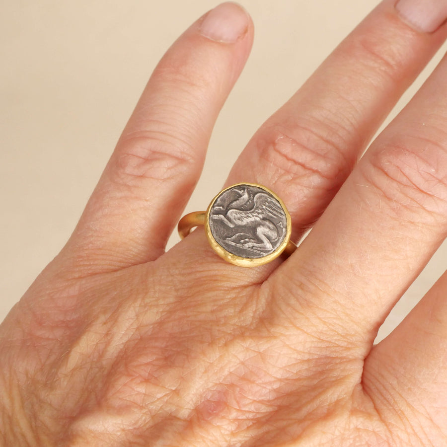 Ring Alexia, der Hüter aller Schätze, antike Münze ( Replik ) in vergoldeter Fassung - True Nuggets - am Finger