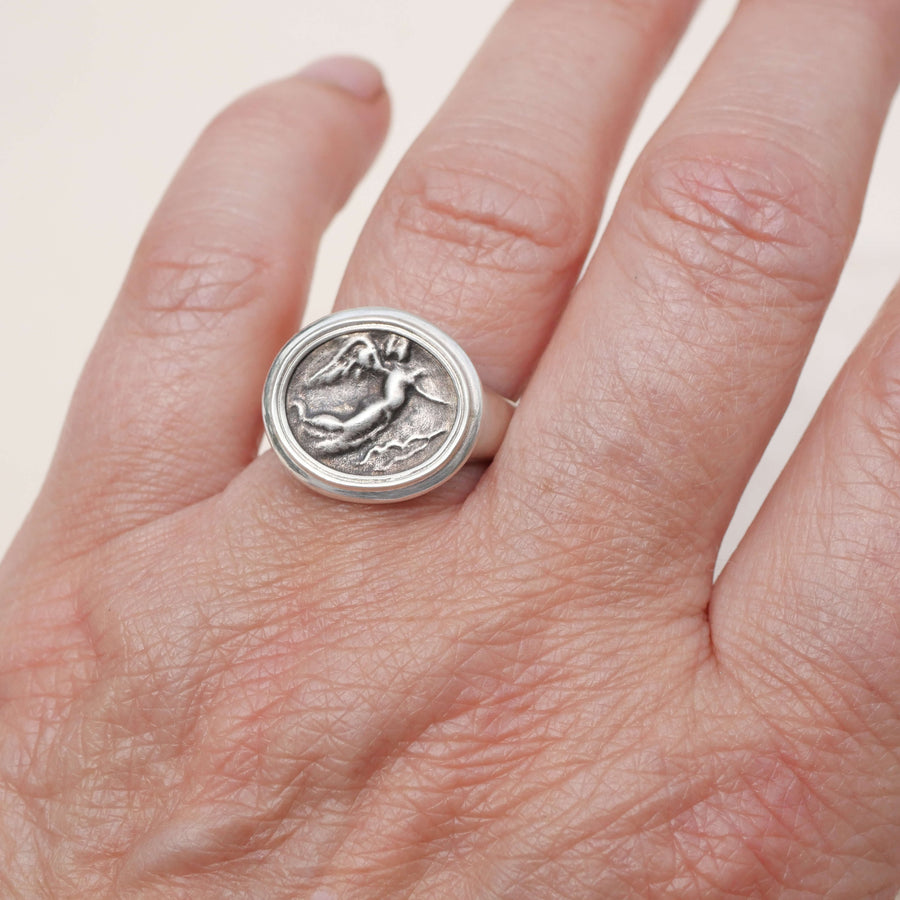Siegelring mit Victoria, der Göttin des Sieges. Aus 925er Sterling Silber in Handarbeit gefertigt.Hier zu sehen das Siegel in geschwärztem Silber - TRUE NUGGETS of love.