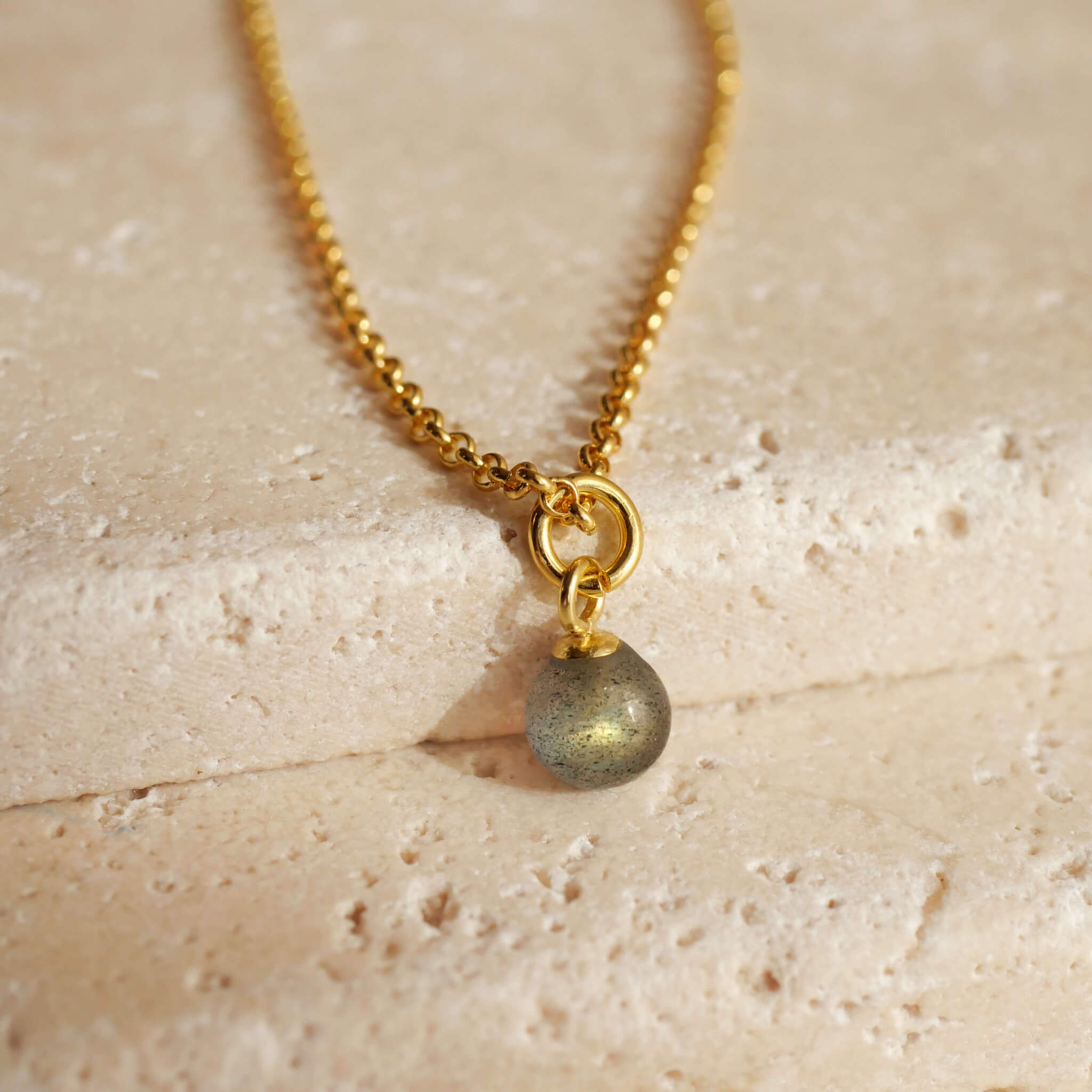 Lana Anhänger in kugelform aus Labradorit  mit 18K gold vermeil - true nuggets of love