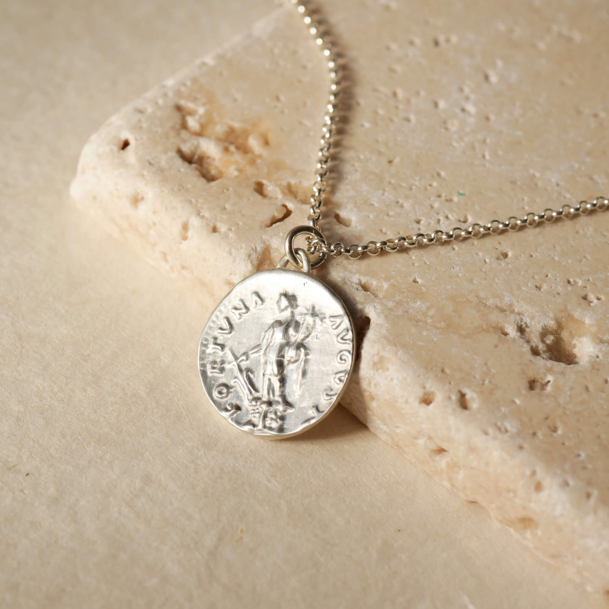 Handgefertigte Halskette mit Fortuna Münze aus Sterling Silber