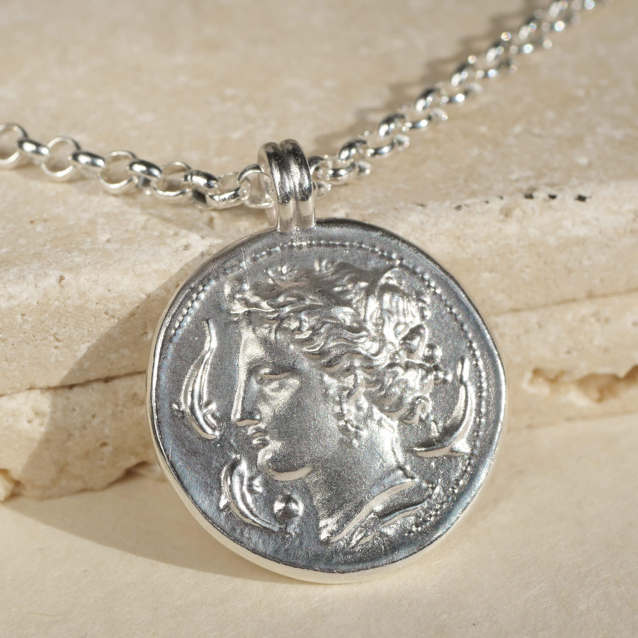 arethusa die Freiheitsliebende als Münzanhänger von true Nuggets aus Sterling silber