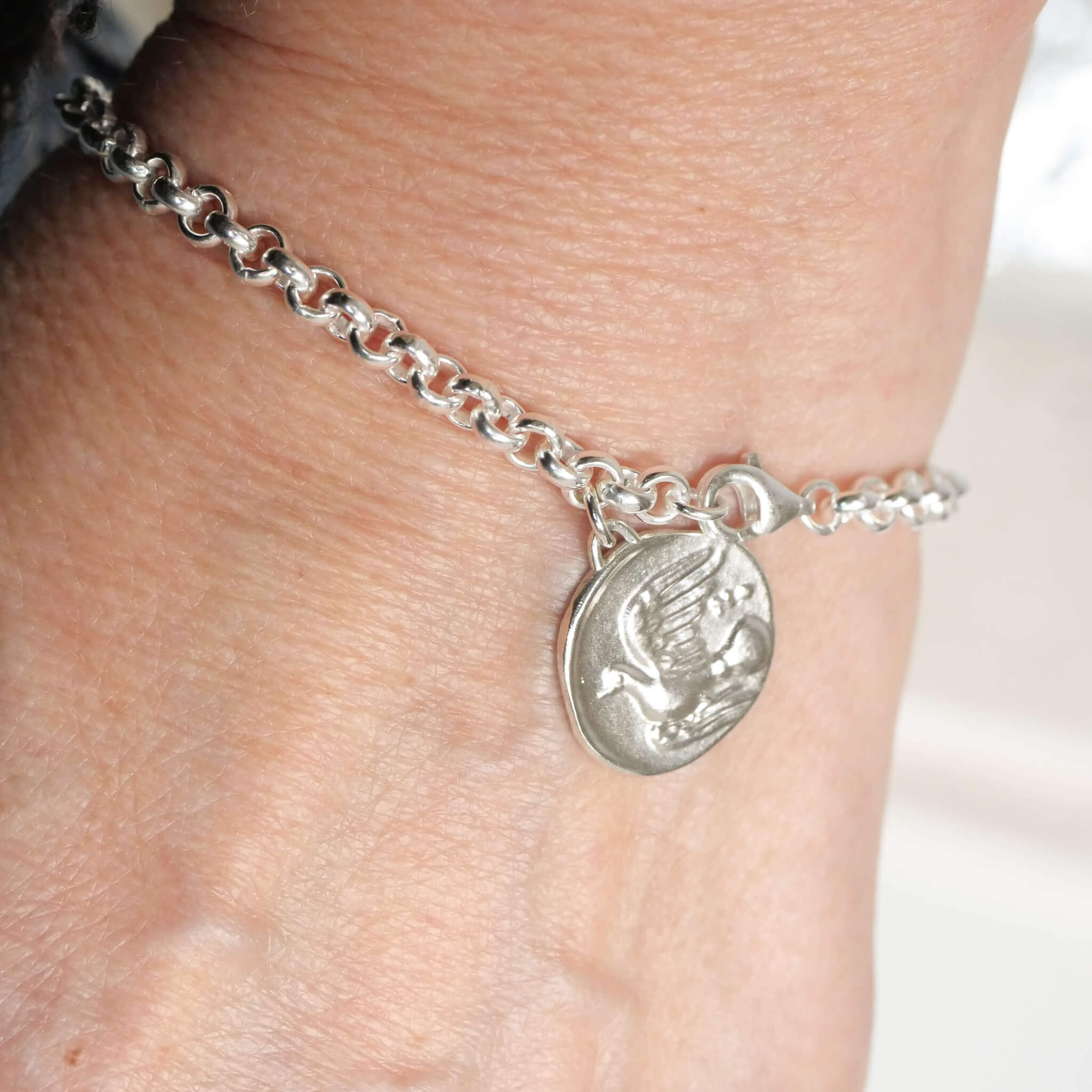 Armband mit Münze Frida. auf der Münze zu sehen eine Friedensataube. Die Münze ist eine Nachprägung einer antiken Münze. Münzarmband aus 925 Sterling Silber von True Nuggets.