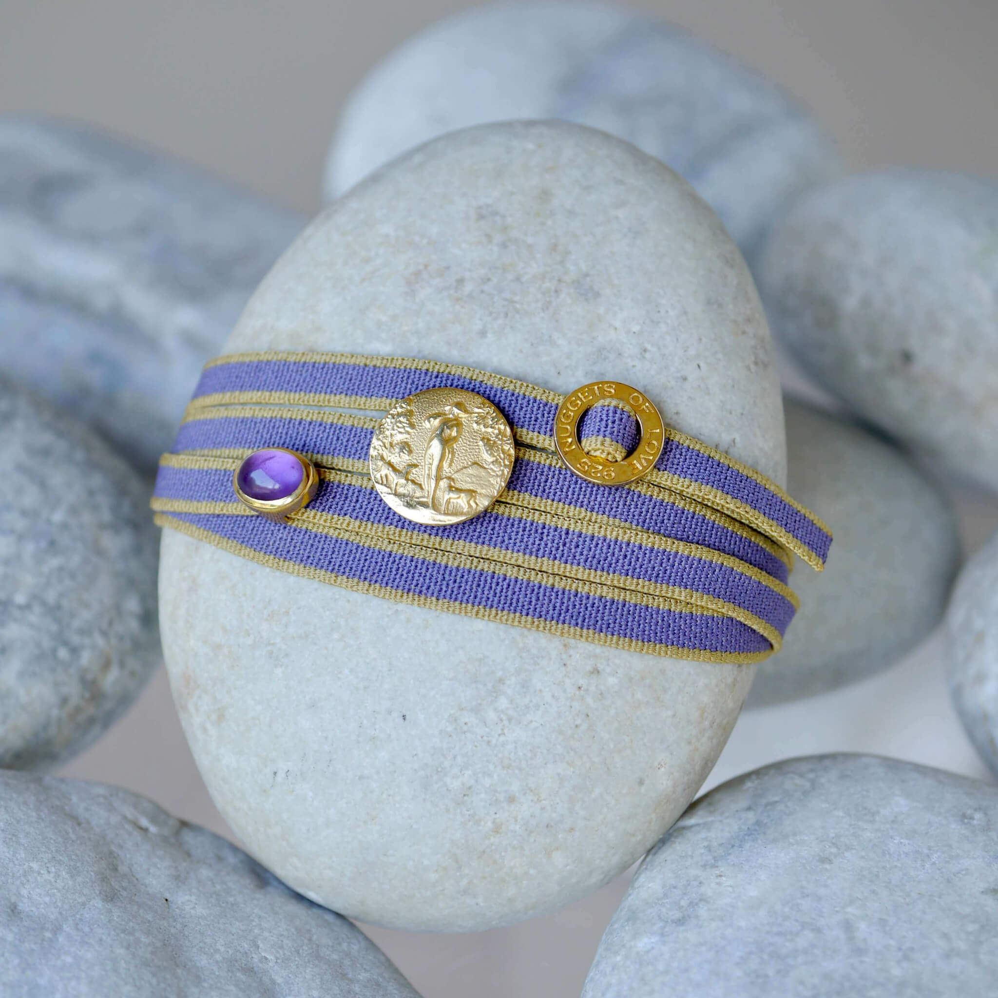 Armband Hans im Glück mit gestreiften Band in Flieder/Camel mit Amethyst, aus 925er Silber, vergoldet - True Nuggets of Love
