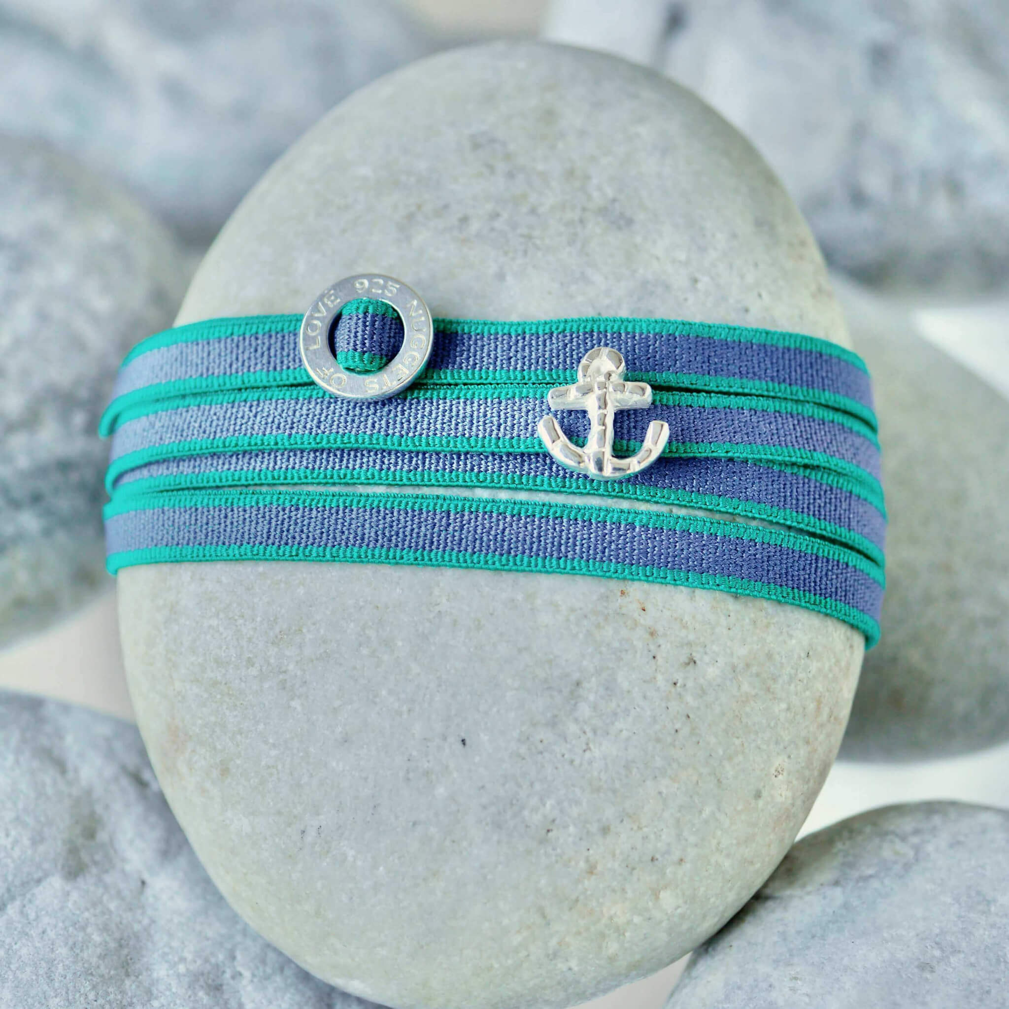 dehnbares, gestreiftes Armband mit kleinem Anker Nugget auf Royal/Grün Band, aus 925er Silber - True Nuggets of Love