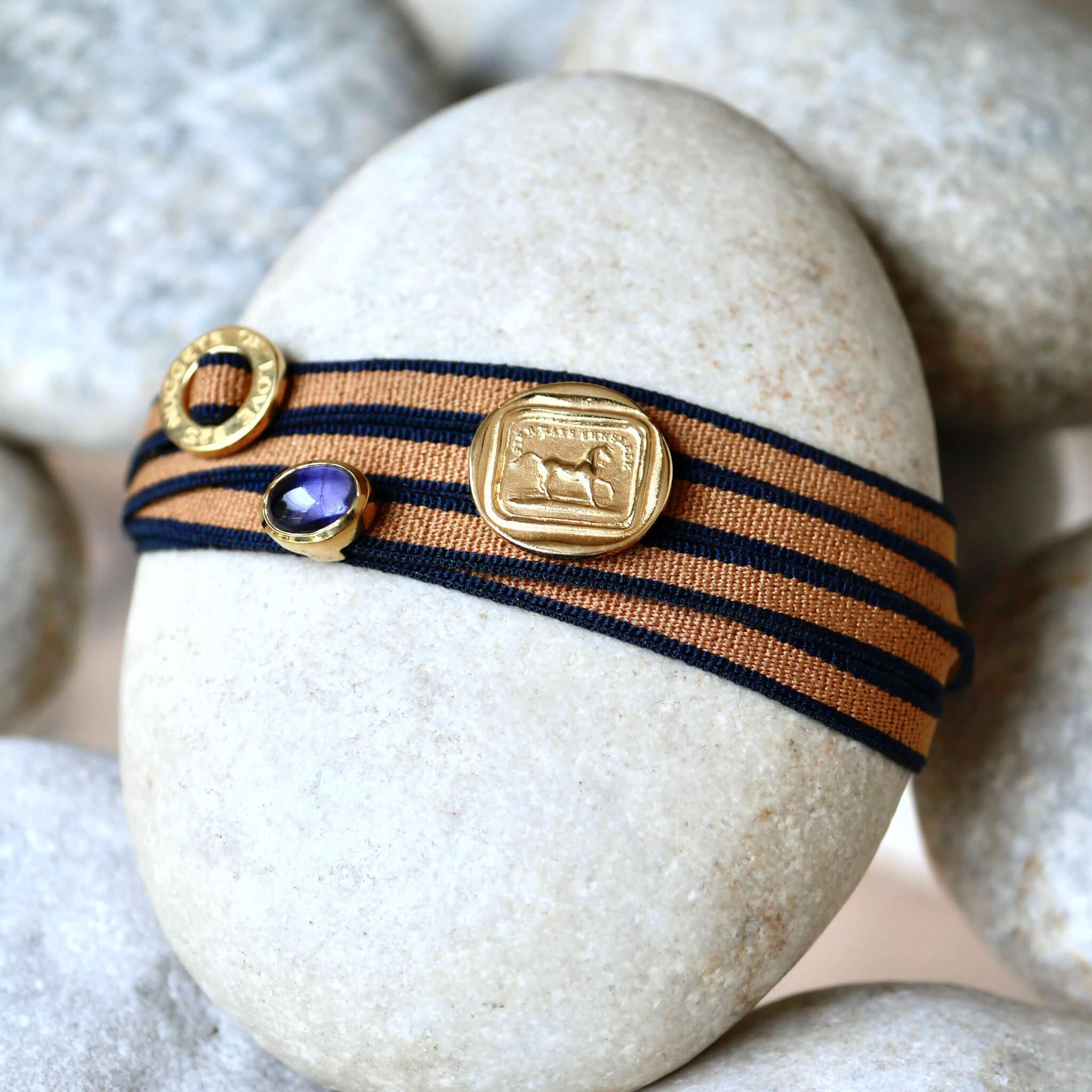 Armband Pferd in camel marine gestreiften Band mit Iolith, aus 925er Silber , vergoldet - True Nuggets of Love