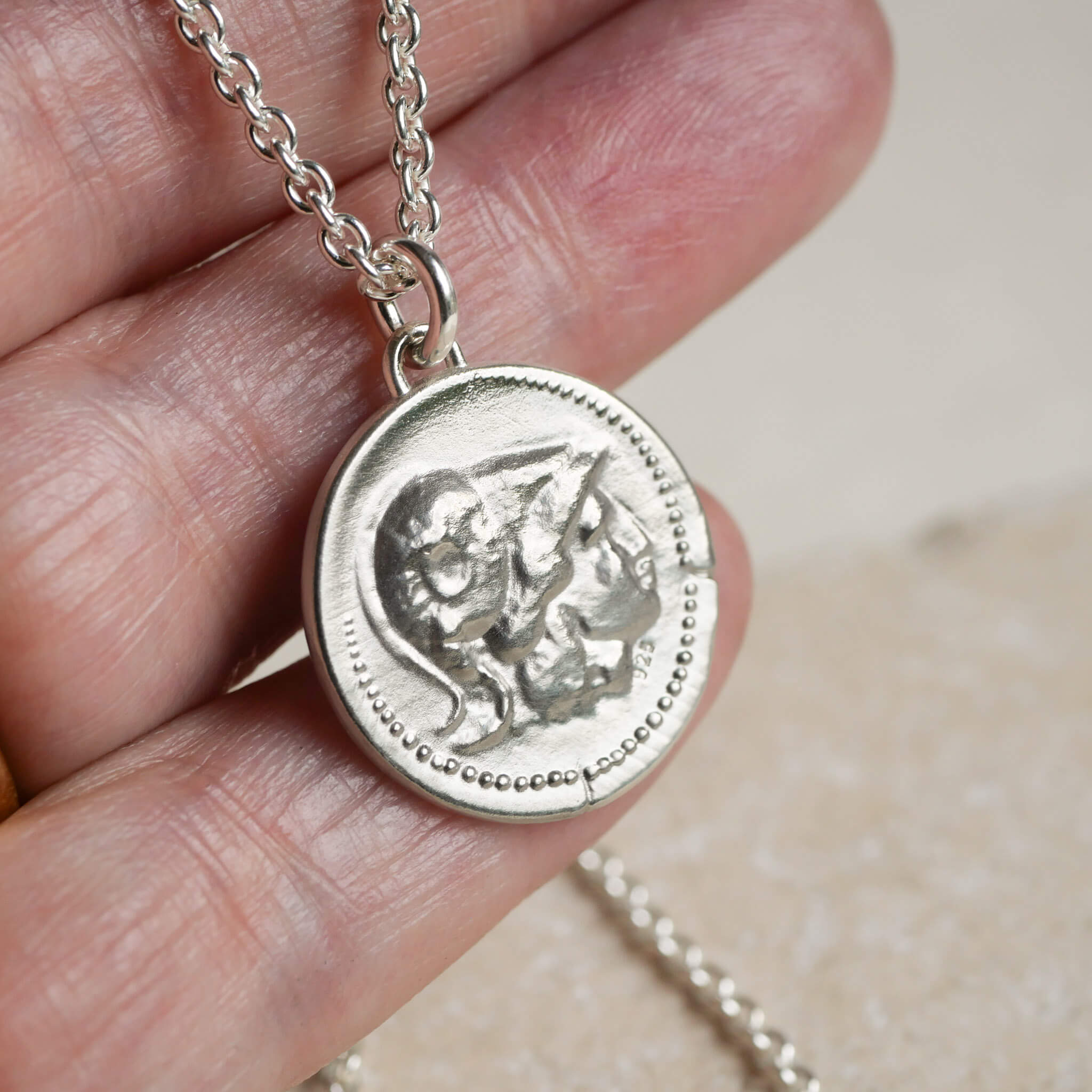 Münzanhänger mit Athena und Pegasus aus Sterling Silber nach antikem griechischem Vorbild, von Hand gefertigt aus einer antiken Münze. 