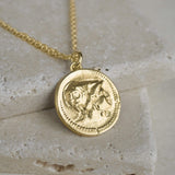 Athena & Pegasus Münzkette in Gold Vermeil inspiriert von einer antiken griechischen Münze mit dem Kopf der Göttin Athena.