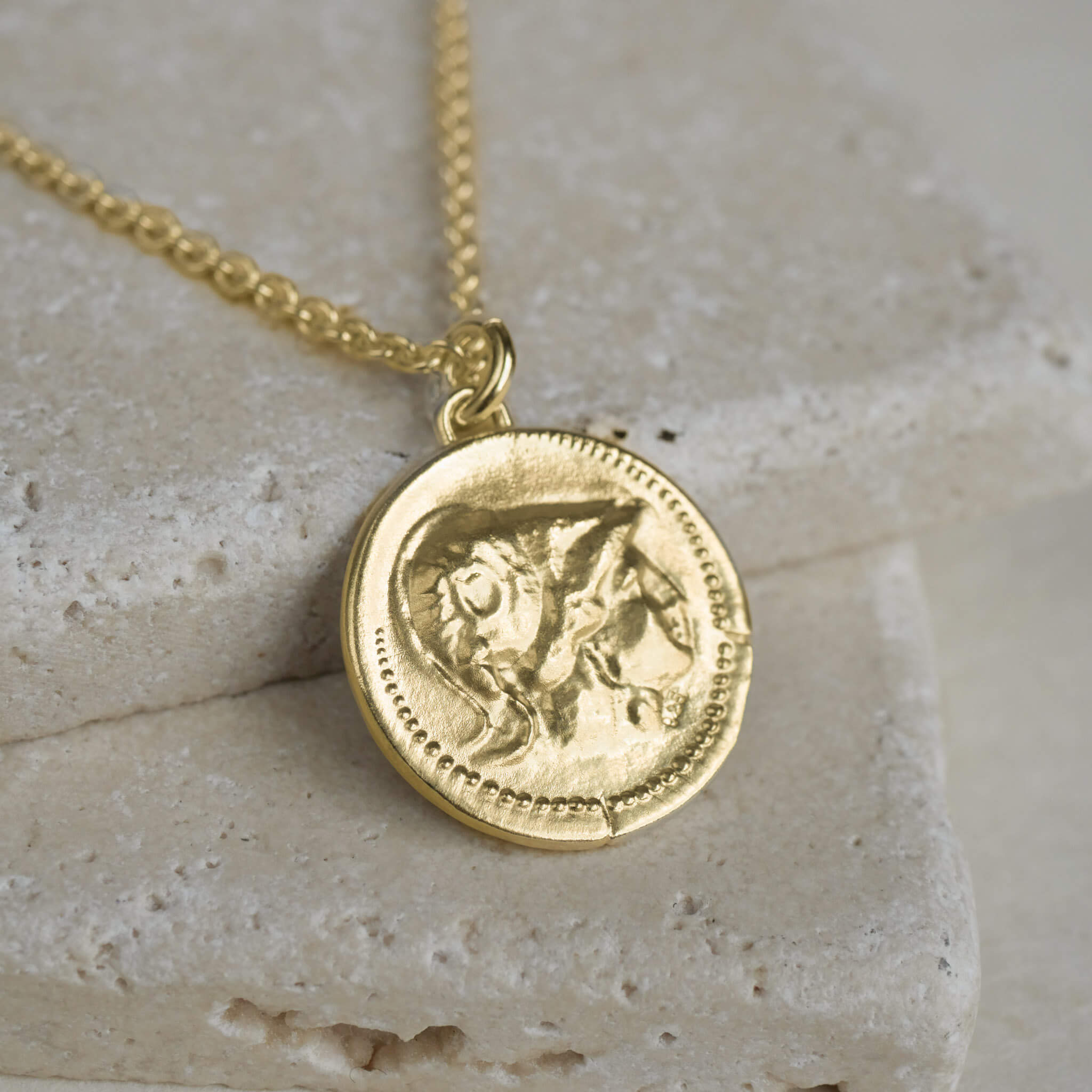 Athena & Pegasus Münzkette in Gold Vermeil inspiriert von einer antiken griechischen Münze mit dem Kopf der Göttin Athena.