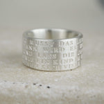 Rilke Ring mit Gravur aus Sterling Silber mit außen eingraviertem Gedicht " Du musst das Leben nicht verstehen. Von True Nuggets