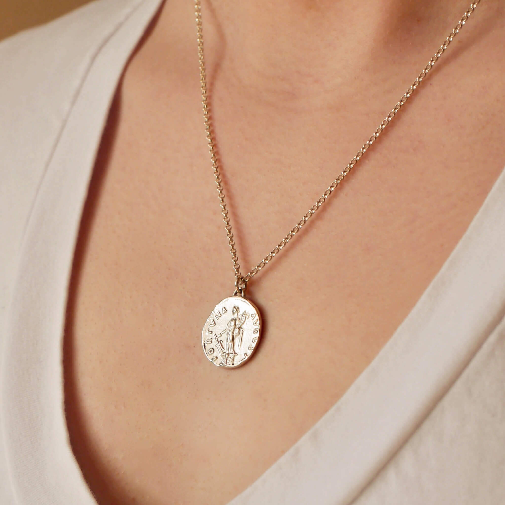 Sterling Silber Fortuna Coin Necklace mit antikem Mnzdesign und zeitloser Ästhetik von True Nuggets.