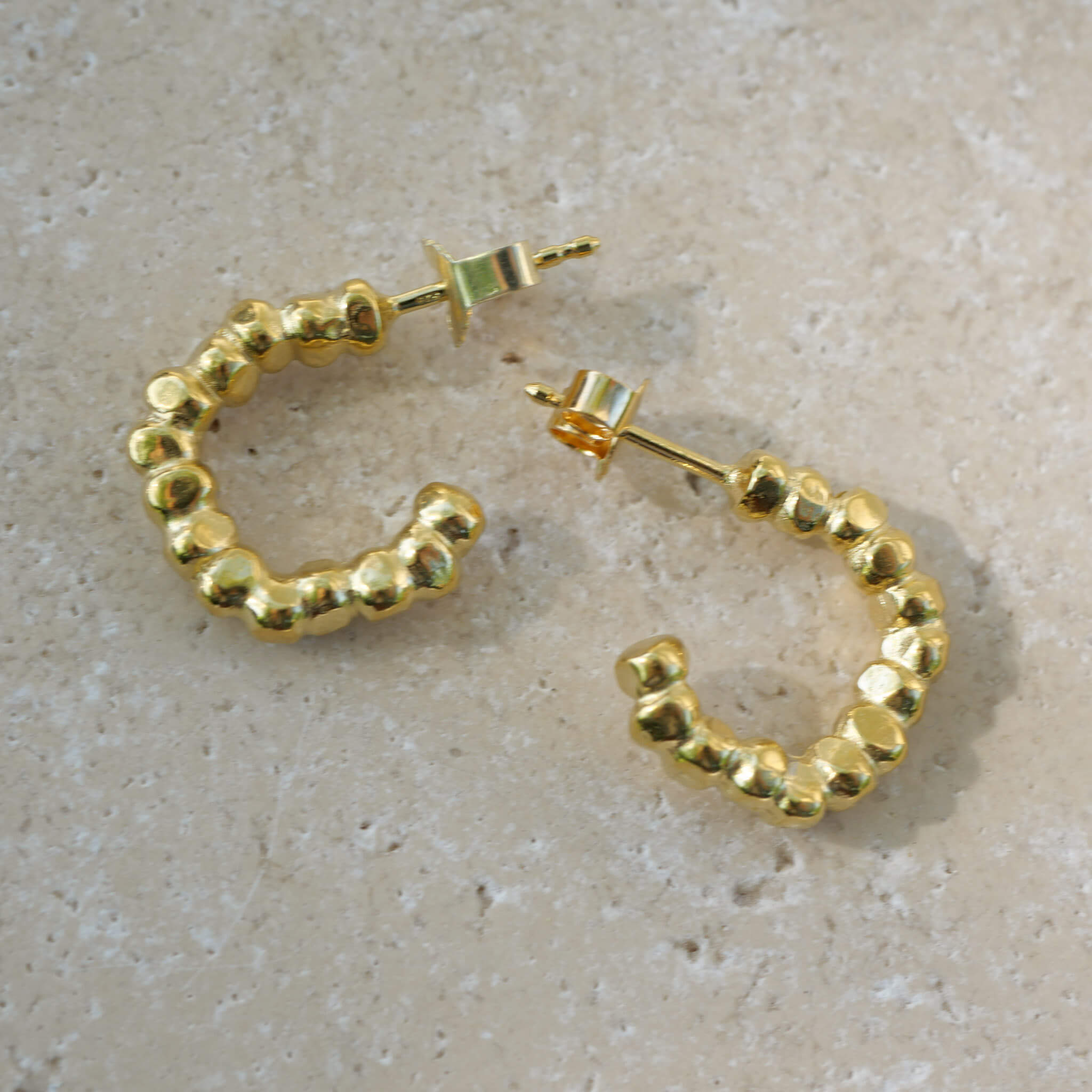 Maya Creolen Gold Vermeil mit handgeschmiedeten Nuggets.