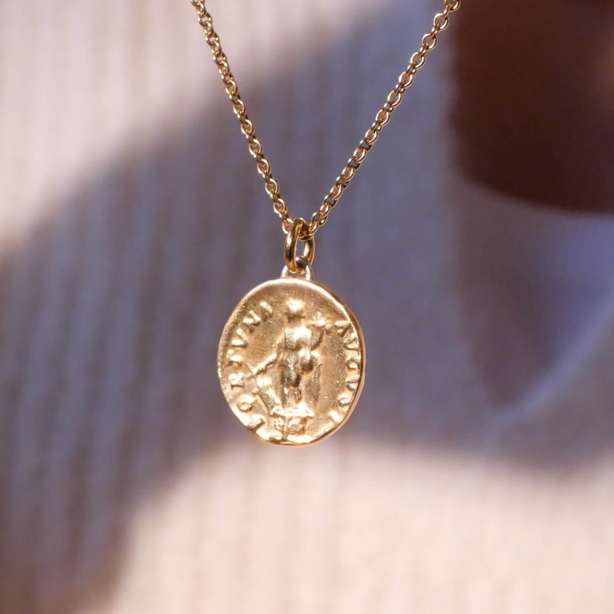 Kette Fortuna, die Göttin des Glücks. Münzkette mit der Nachprägung einer antiken Münze aus 18k Gold vermeil.