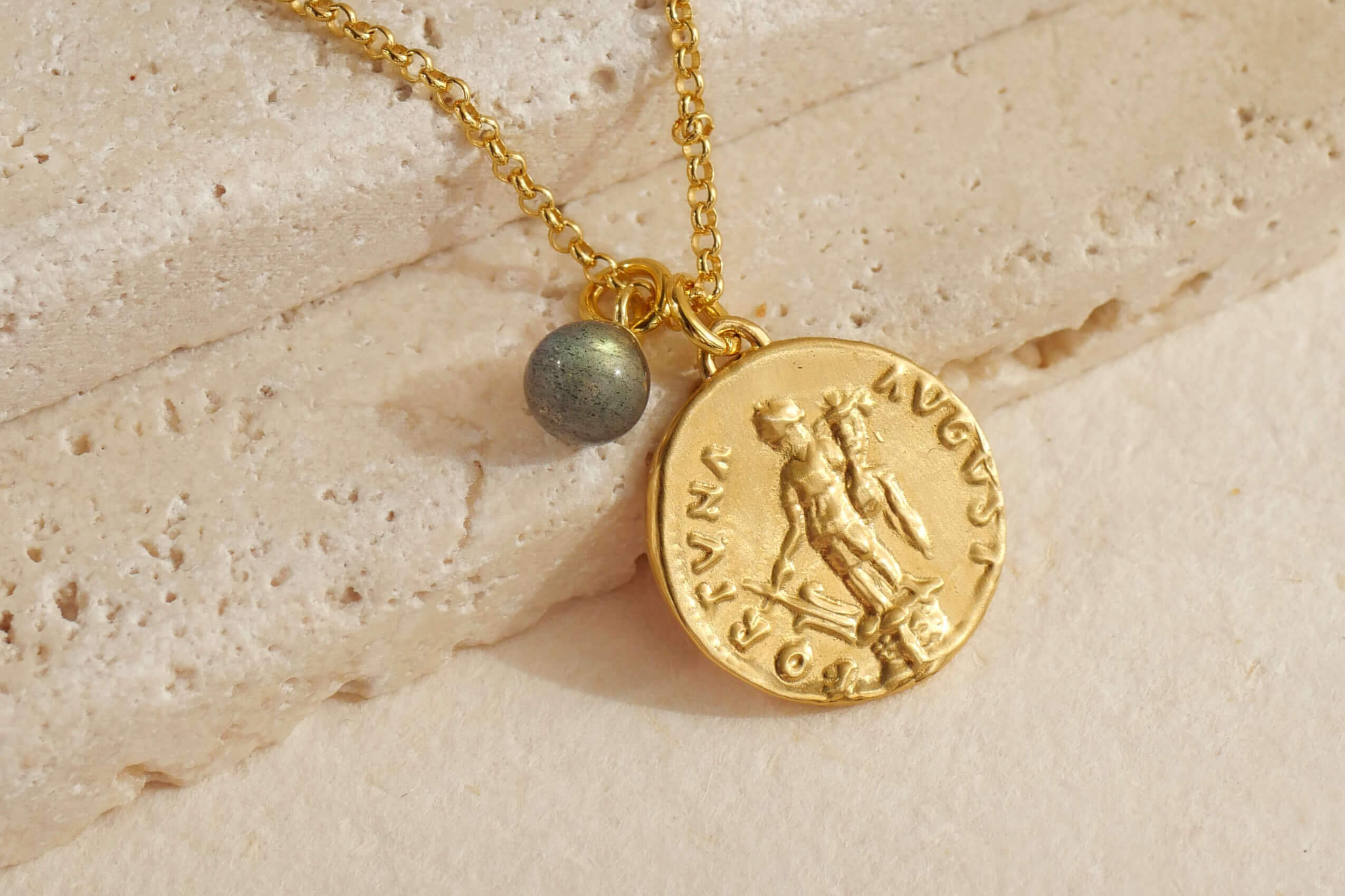 unsere beliebte Kette mit Münze Fortuna aus vergoldetem Sterling Silber kombiniert mit dem Kugelanhänger Lana aus Labradorit