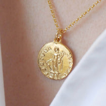 kette mit Glücksbringer Fortuna, der Göttin des Glücks aus einer antiken Münze. Von Hand geschmiedet aus 925er Sterling Silber mit Gold vermeil.