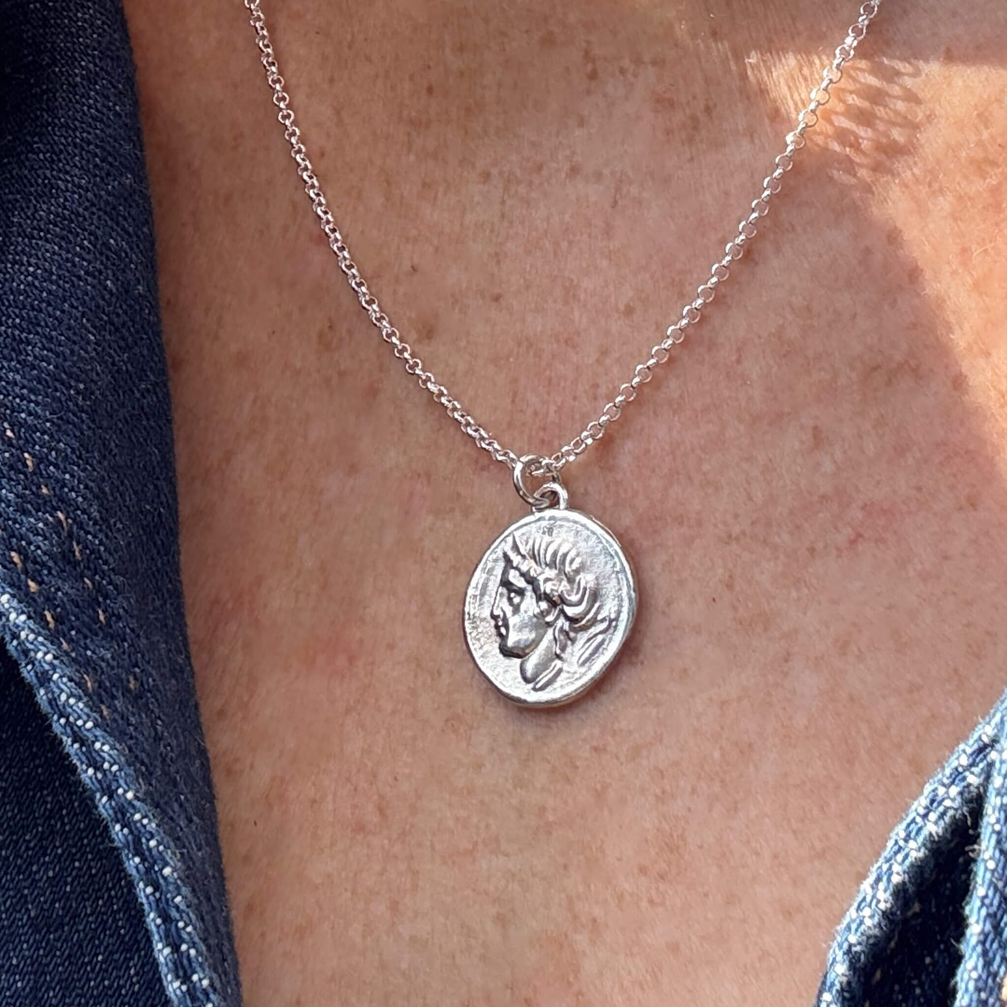 Kette mit Münze Juo, die Fürsorgliche Göttin der Erde und der Weiblichkeit, Schutzherrin über die Ejhe und, die Geburt und der Mütter. aus Sterling Silber von True Nuggets.