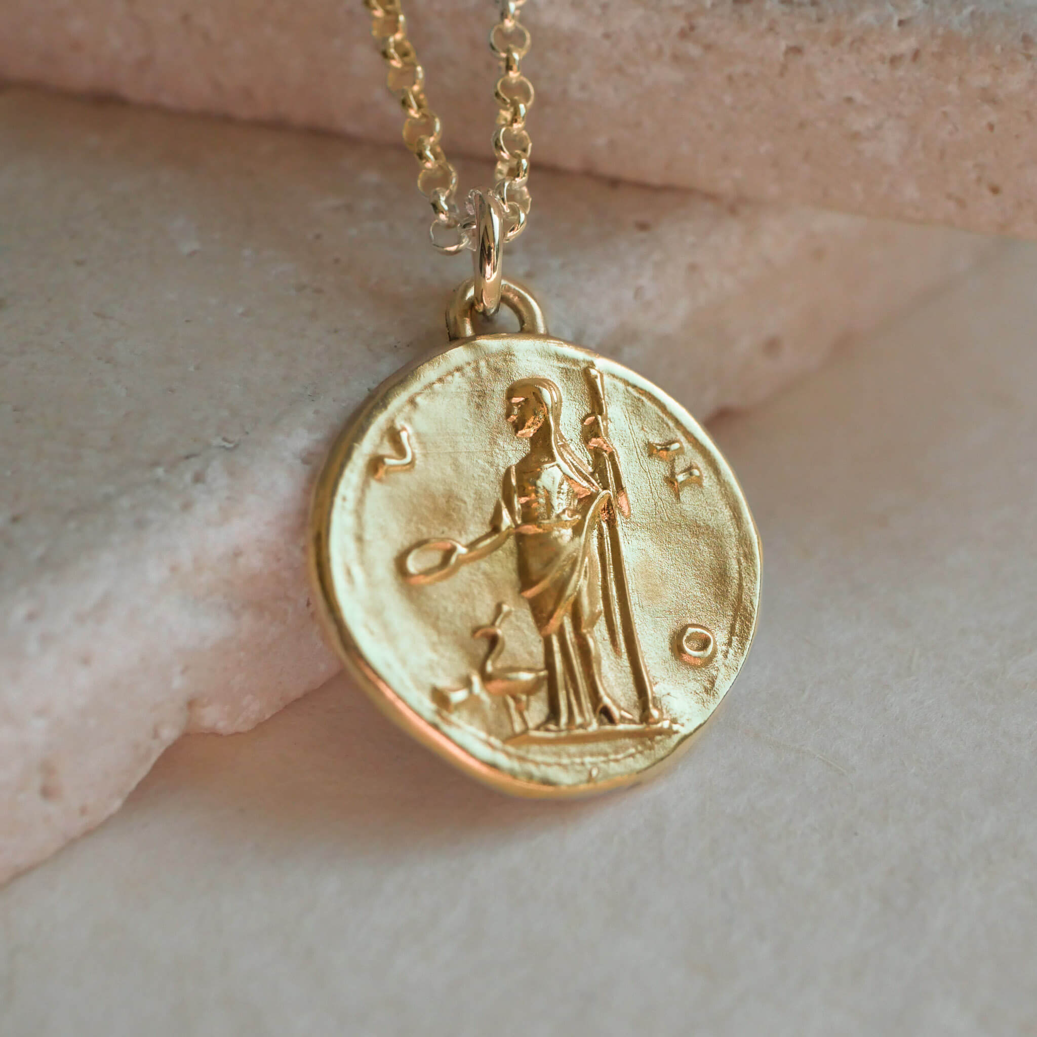 Kette mit Münze Juno, der Königin der Göttinnen, die Göttin der Erde und der Fürsorge. Behüterin der Weiblichkeit. Aus 18k Gold vermeil