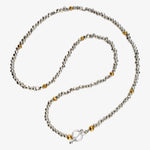 kette aus handgeschmiedeten Nuggets - Silberperlen aus 925er Sterling Silber. Einzeln eingestreut sind vergoldete Nuggets, die die Kette noch besonderer machen und zu all deinen anderen Schmuckstücken kombinierbar macht. Von True Nuggets