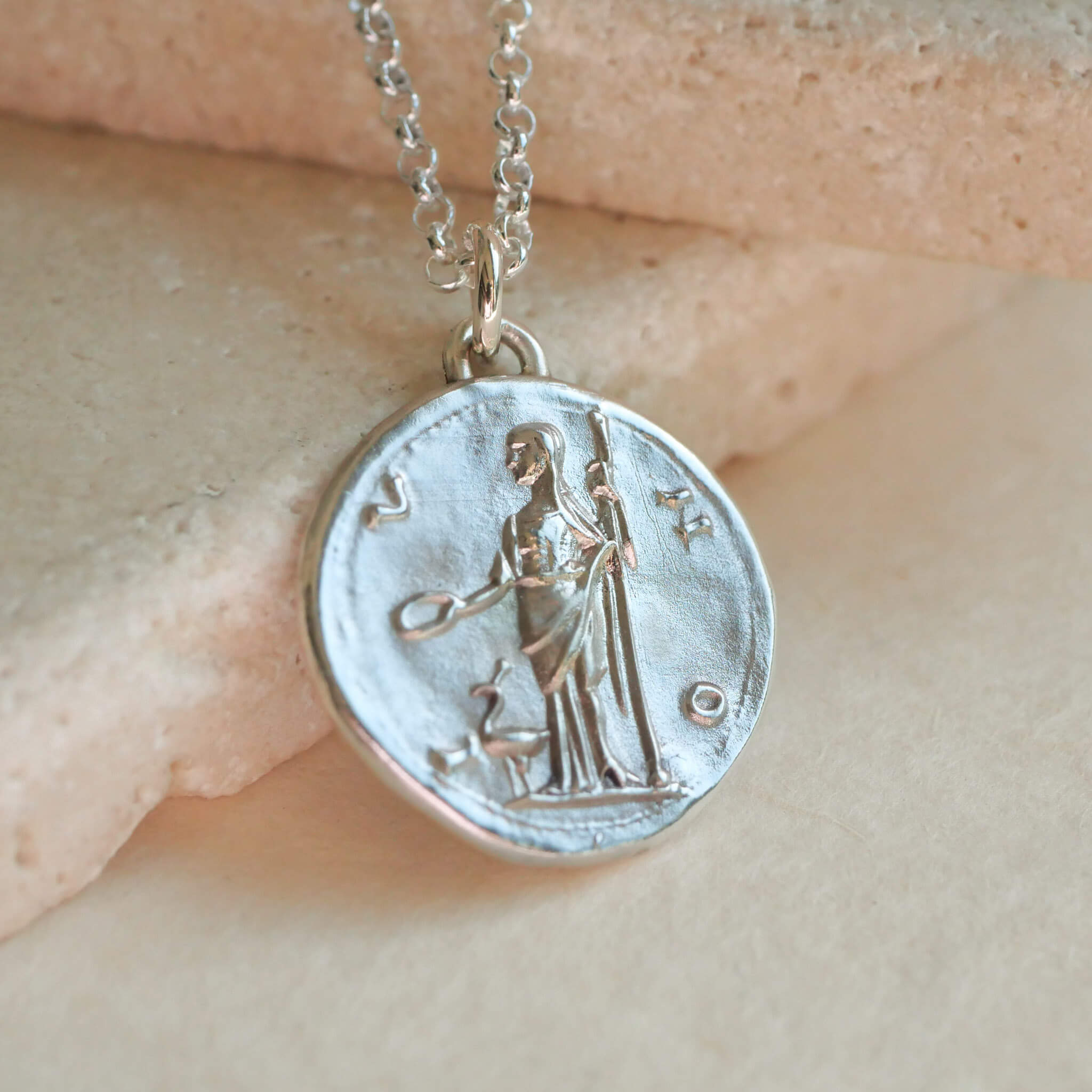 Münzkette Juno, die starke und fürsorgliche Göttin, aus sterling Silber von True Nuggets