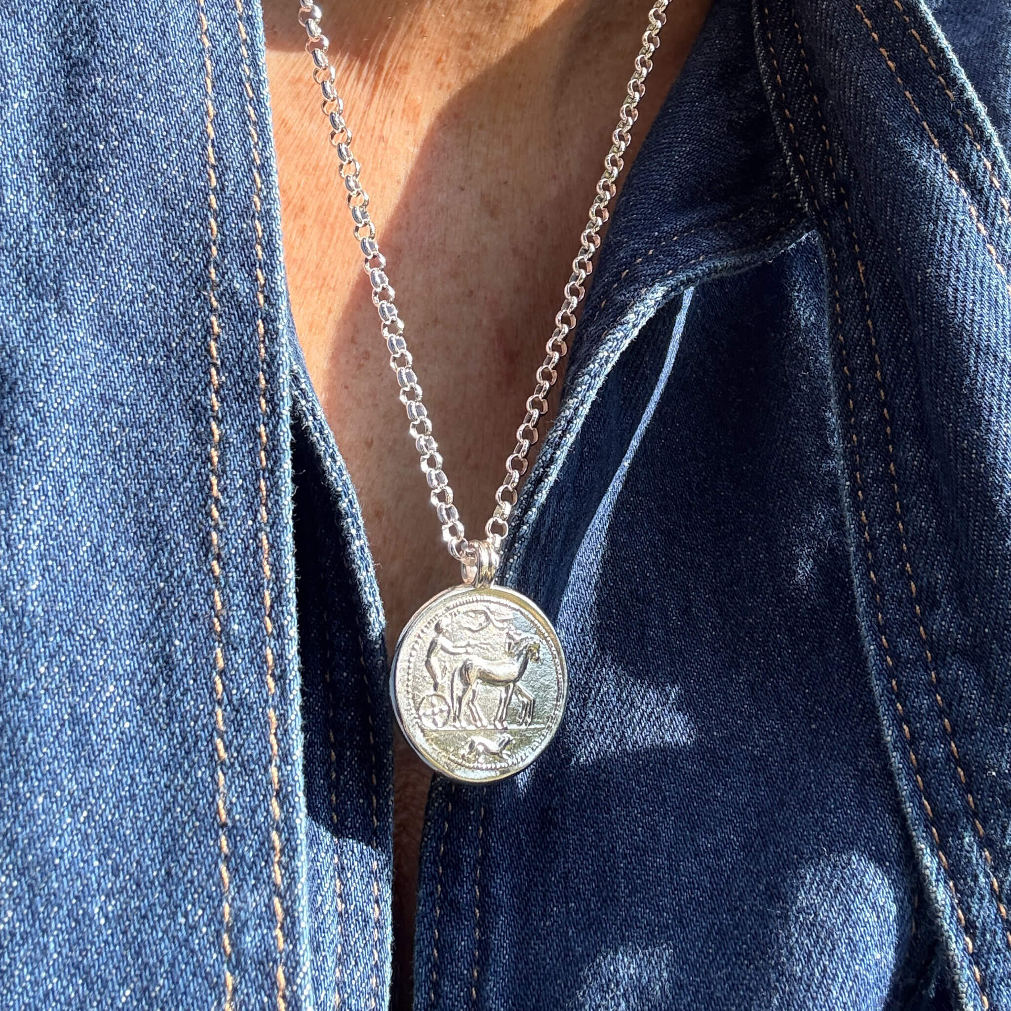 Kette mit Münze Artemis, die Göttin der Jagd, Münzschmuck von True Nuggets