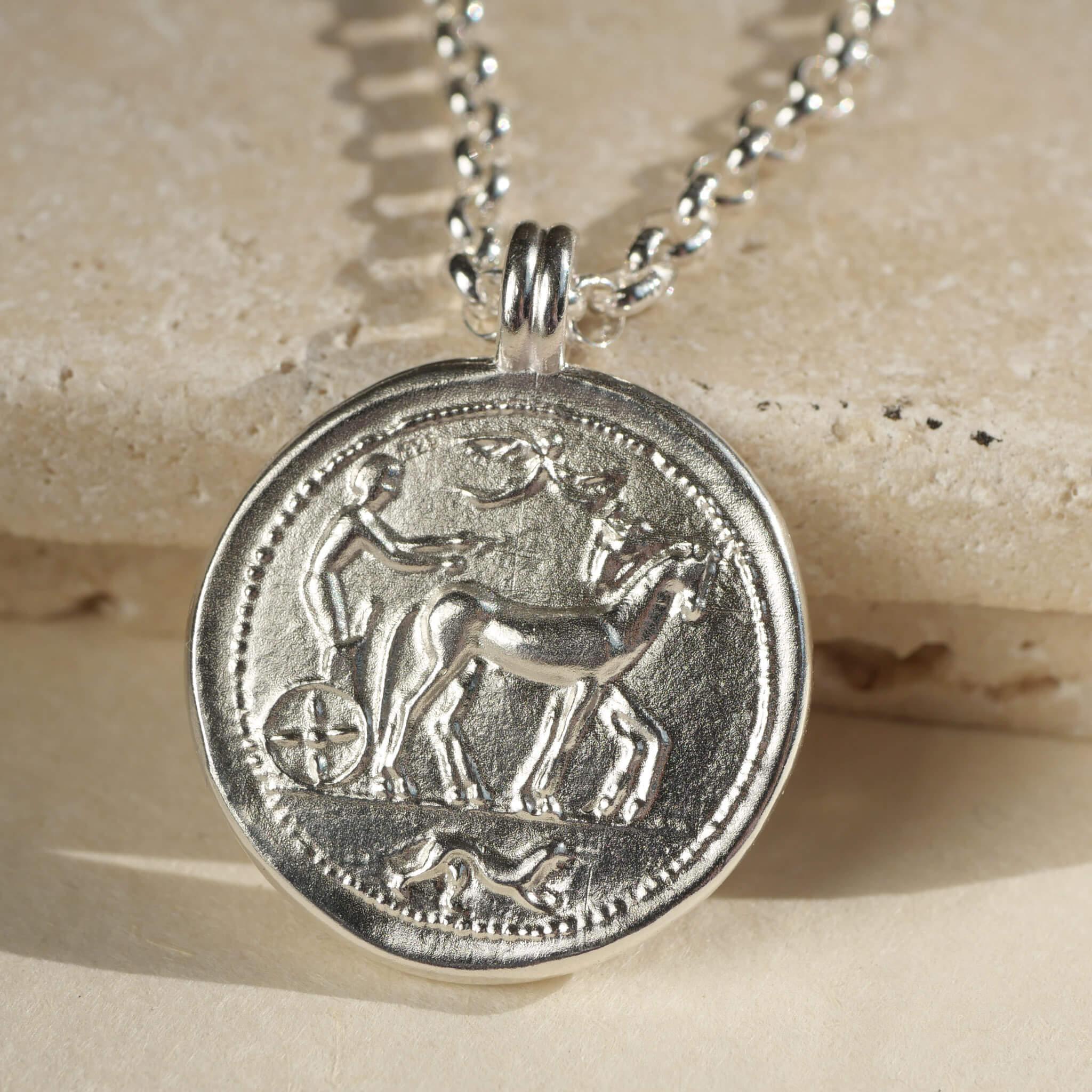Artemis Münzkette auf der Jagd im Pferdewagen begleitet von Nike, bzw. Victoria, der Göttin des Sieges aus Sterling Silber von True Nuggets