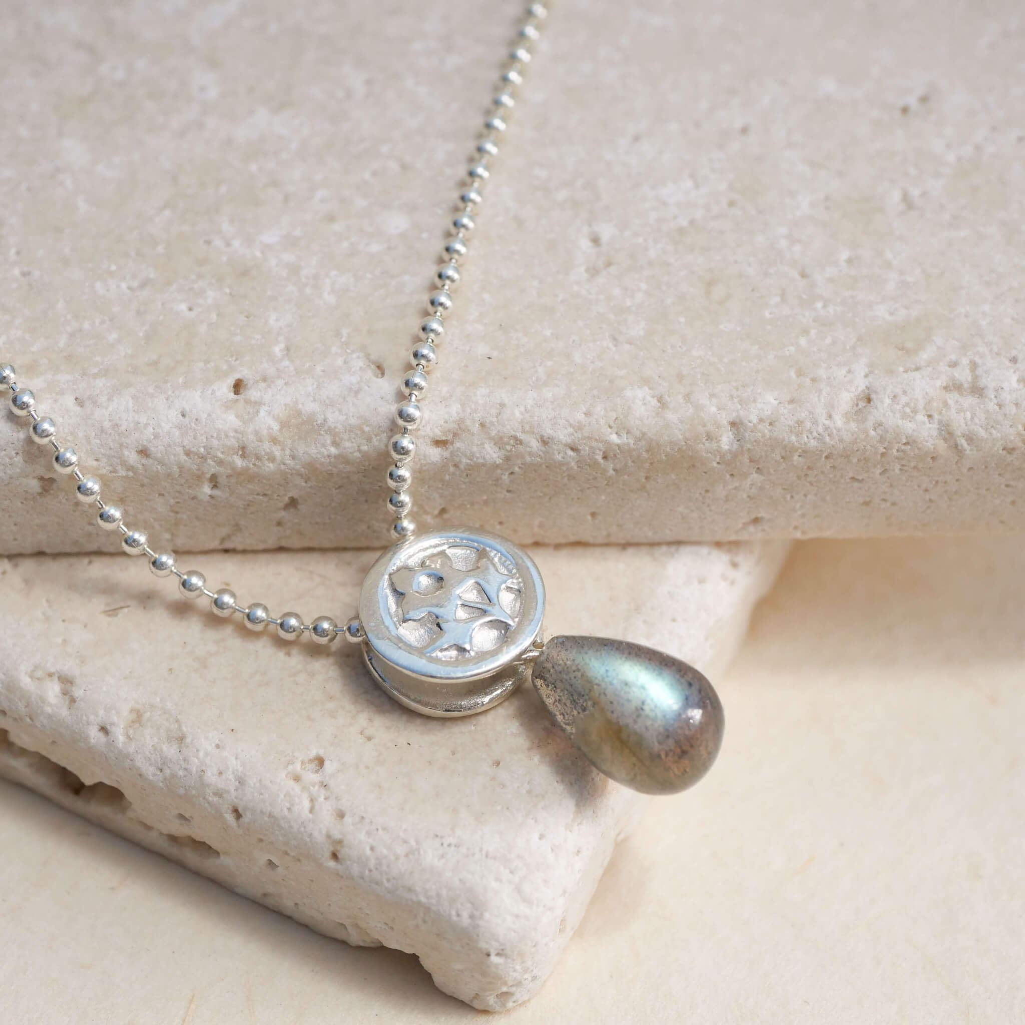 Kette Viola- Veilchen mit Labradorit und Kugelkette aus 925er Silber - True Nuggets of Love 