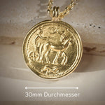 der durchmesser des Münzanhängers rethusa beträgt 30mm, er ist aus massivem Silber verarbeitet und mit 18K gold vermeil vergoldet.