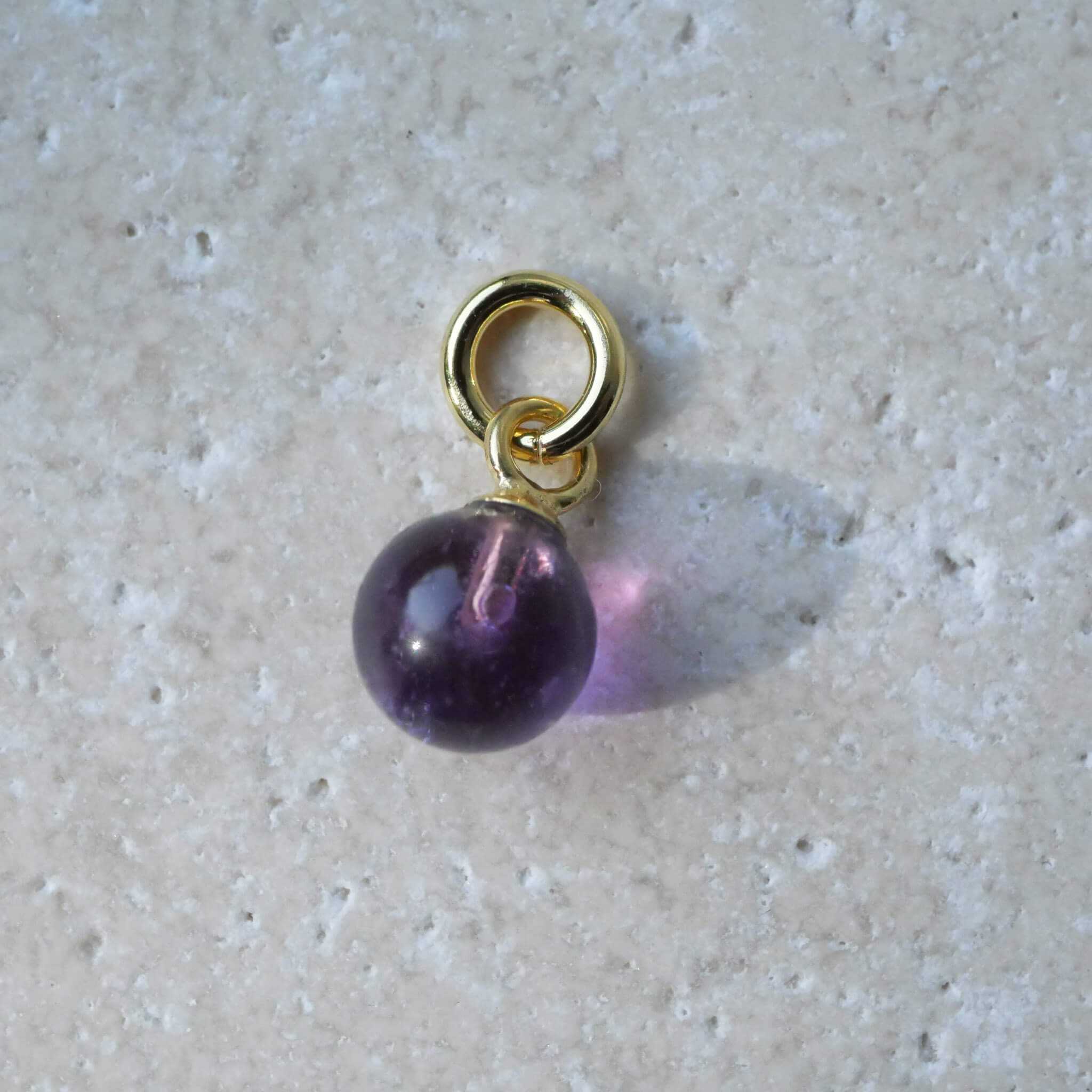 Lana Anhänger in kugelform aus lila Amethyst mit 18K gold vermeil und 925 sterling silber - true nuggets of love