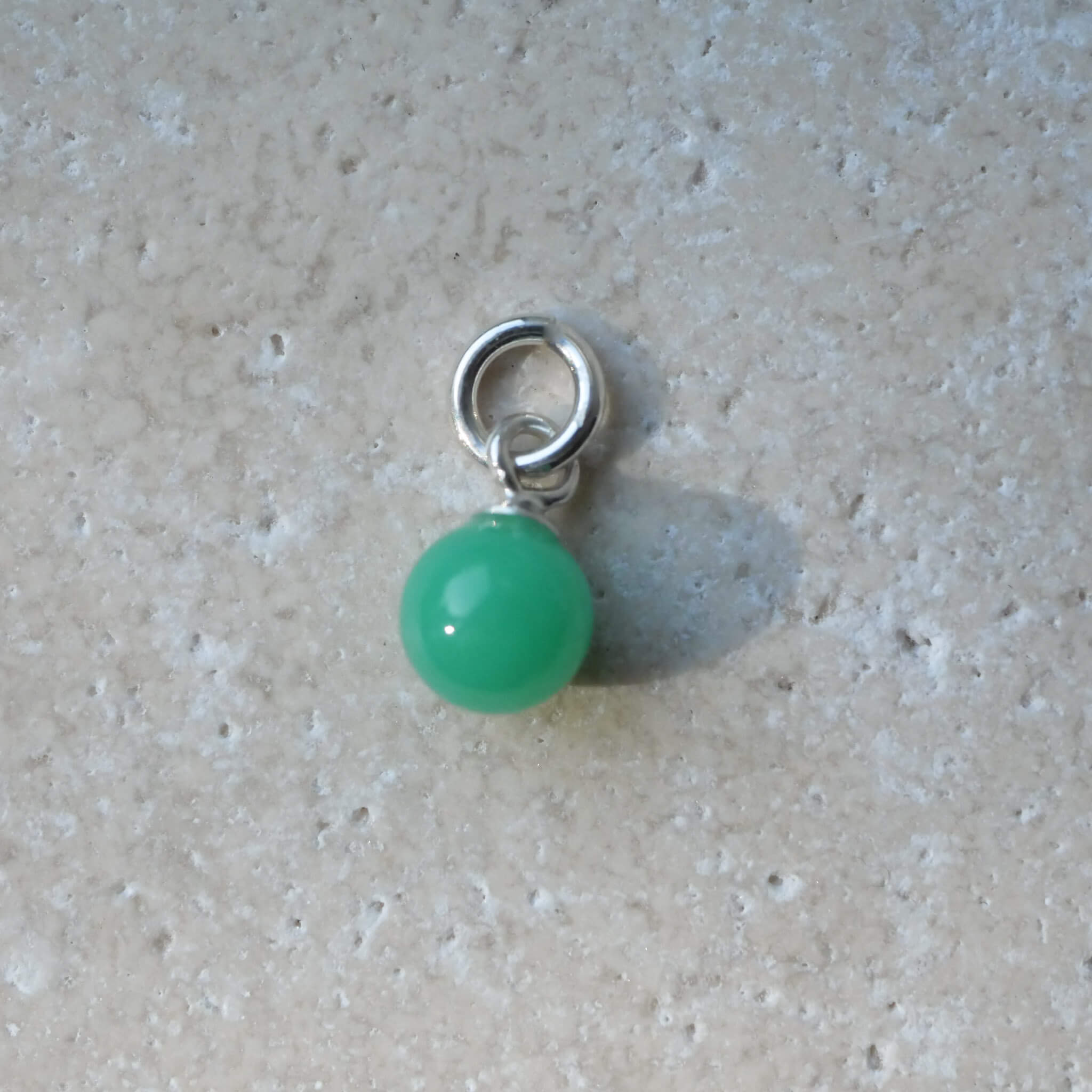 kleine strahlende grüne Chrysopas Kugel als Anhänger mit Silber. 6mm groß. True Nuggets