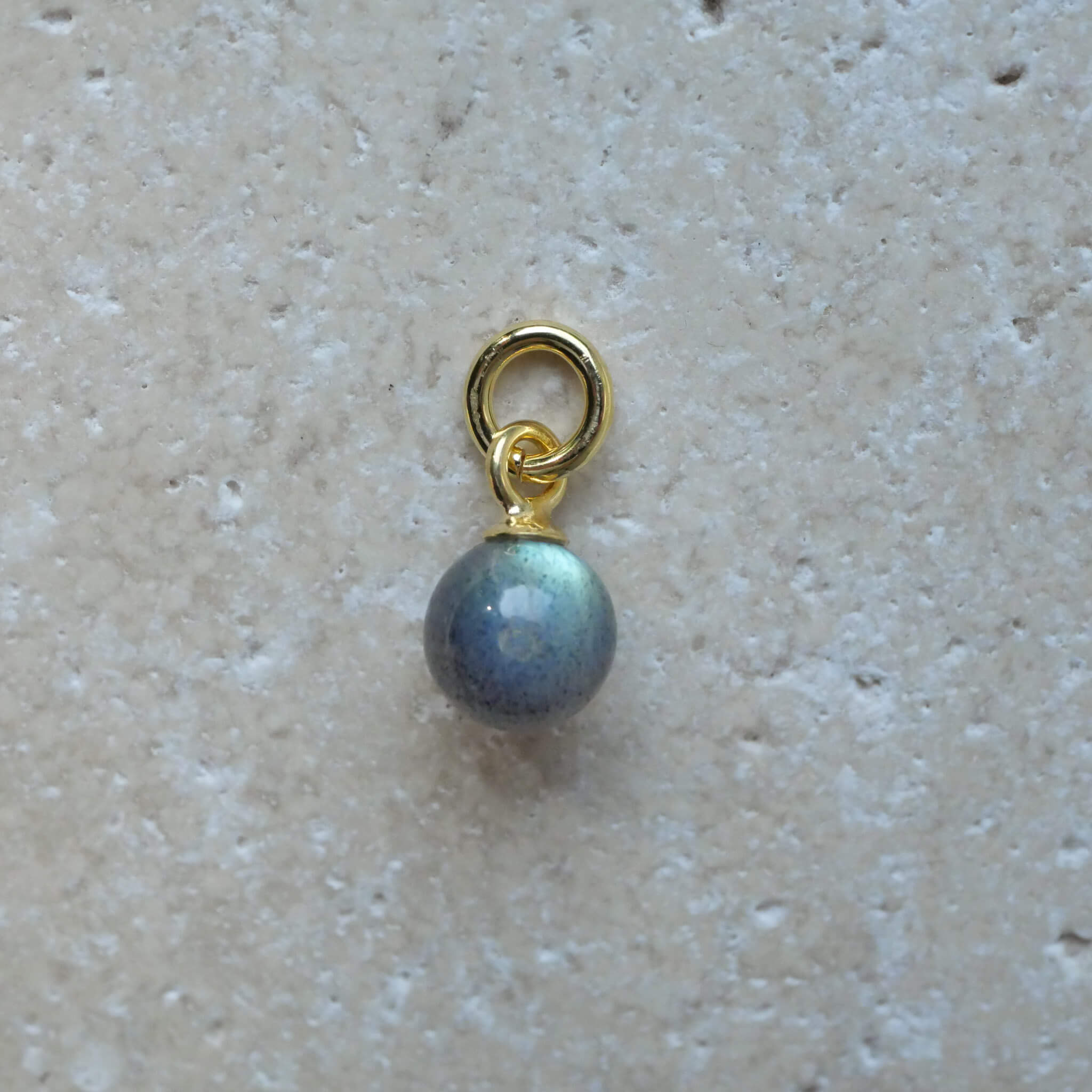 Lana Anhänger in kugelform aus Labradorit und gold vermeil - true nuggets of love- Kugel misst 6mm - passend zu unseren Münzketten