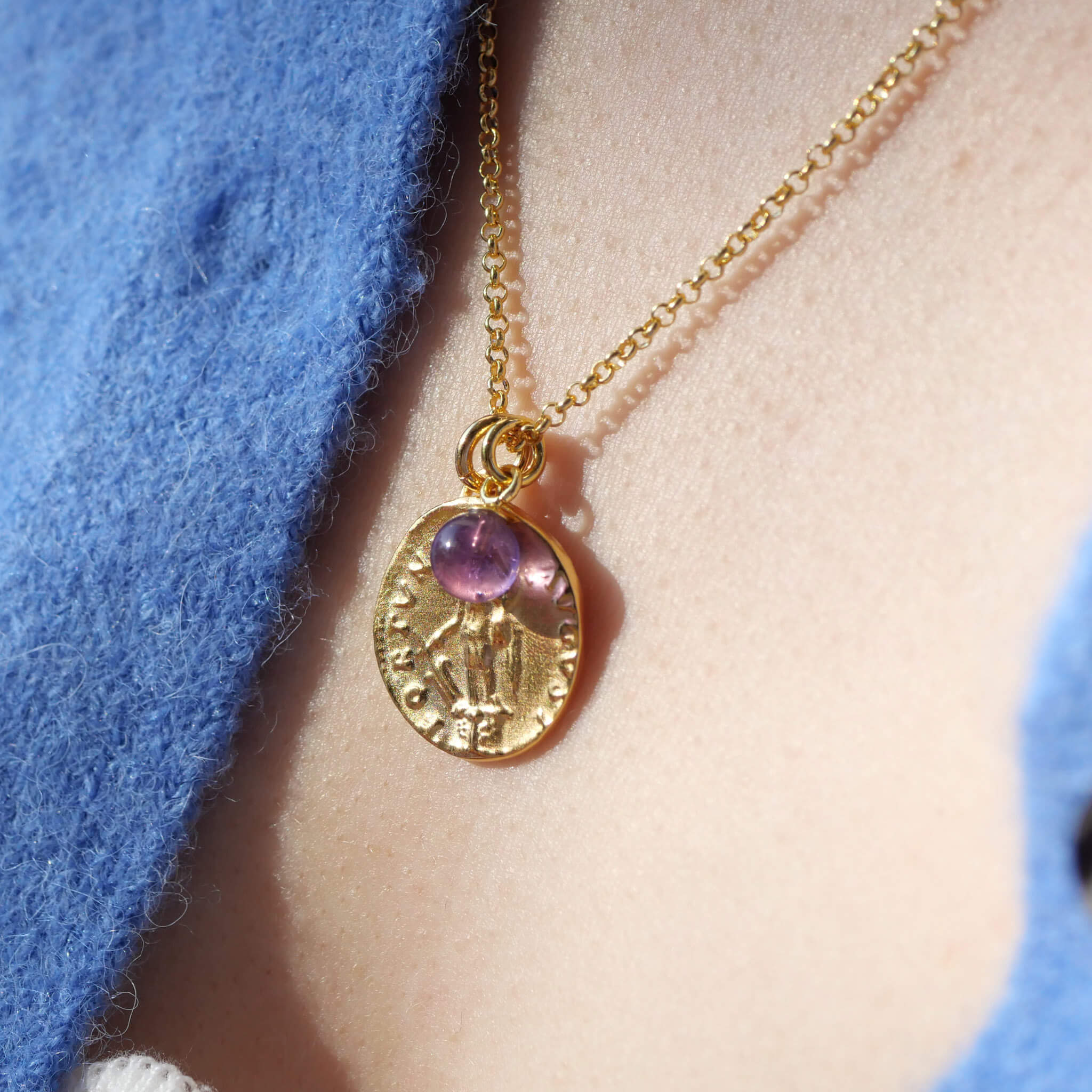 ein kleiner Blickfang, passend zu unseren Münzketten ist der Amethyst Kugelanhänger in feinem Lila. True Nuggets. gold vermeil