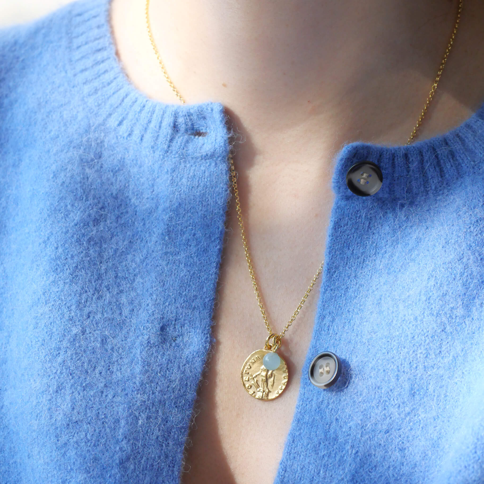 klein aber fein, der himmelblaue, 6mm große Aquamarin Kugelanhänger passend zu unseren Münzketten. rue Nuggets of Love, Gold vermeil