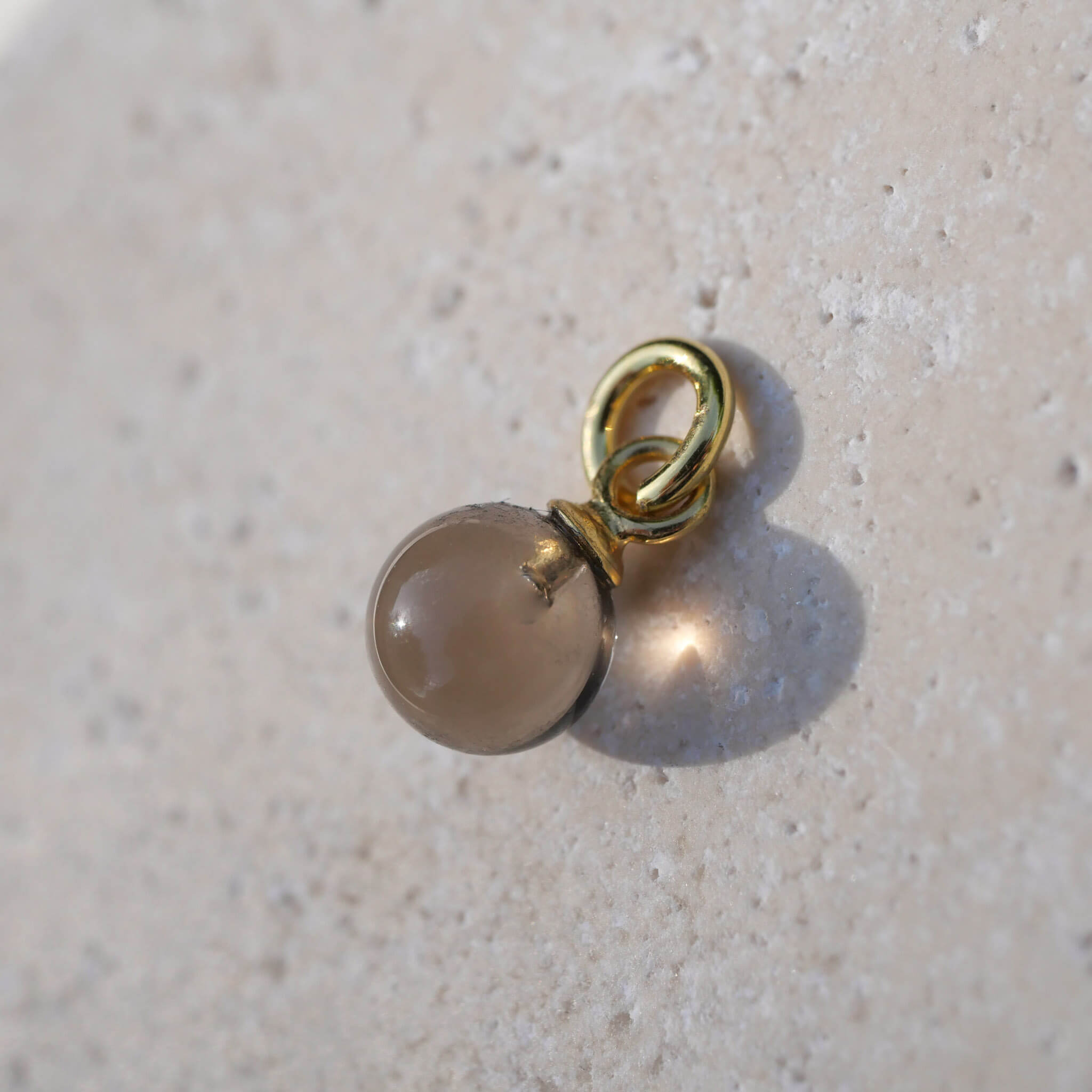 Lana Anhänger in kugelform aus Rauchquarz und gold vermeil - passend zu unseren Münzketten - true nuggets of love- Kugel misst 6mm
