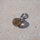Lana Anhänger in kugelform aus Rauchquarz und sterling silber - passend zu unseren Münzketten - true nuggets of love- Kugel misst 6mm