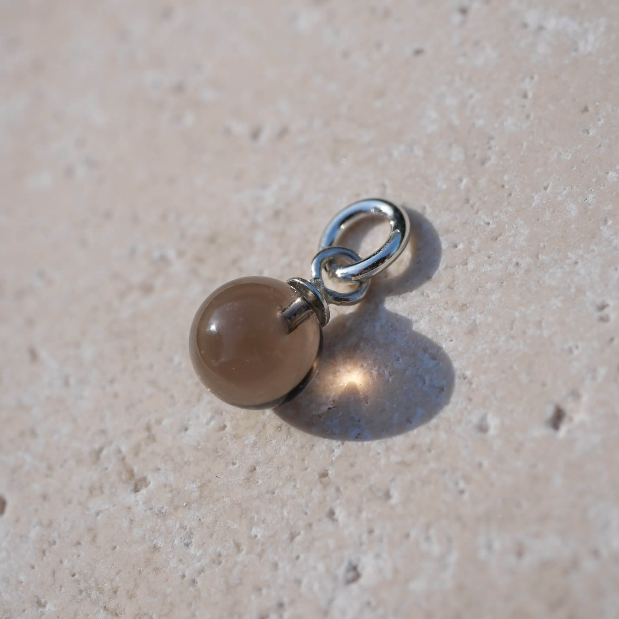 Lana Anhänger in kugelform aus Rauchquarz und sterling silber - passend zu unseren Münzketten - true nuggets of love- Kugel misst 6mm