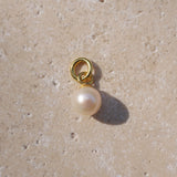 passender Kugelanhänger zu unseren Münzketten mit weißer Perle ca 6mm- True Nuggets aus gold vermeil.